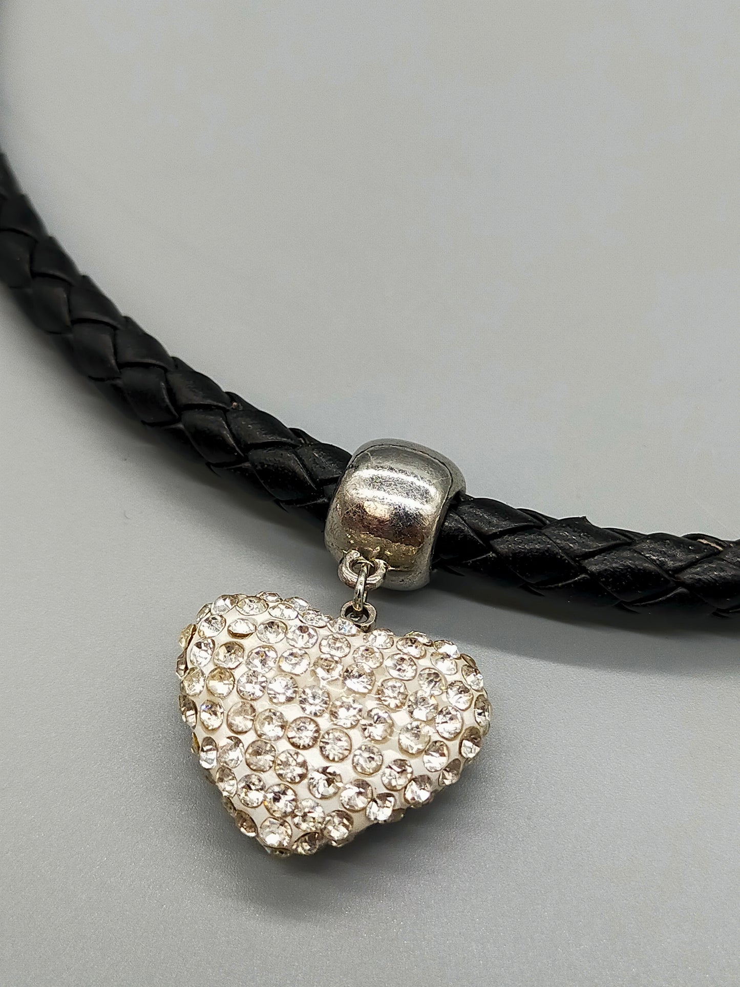Moderne Damen Kette mit strassbesetztem Herzanhänger