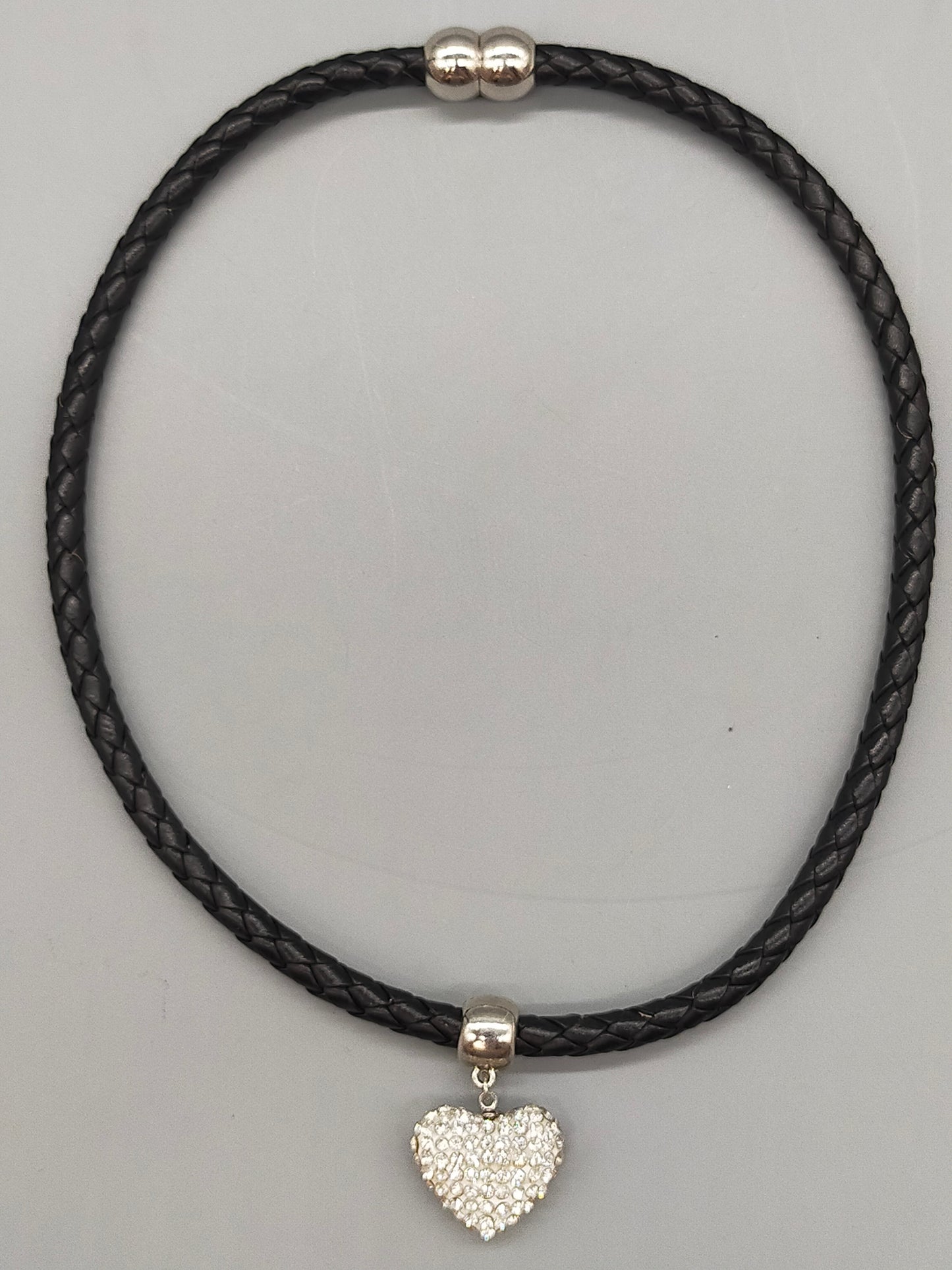 Moderne Damen Kette mit strassbesetztem Herzanhänger