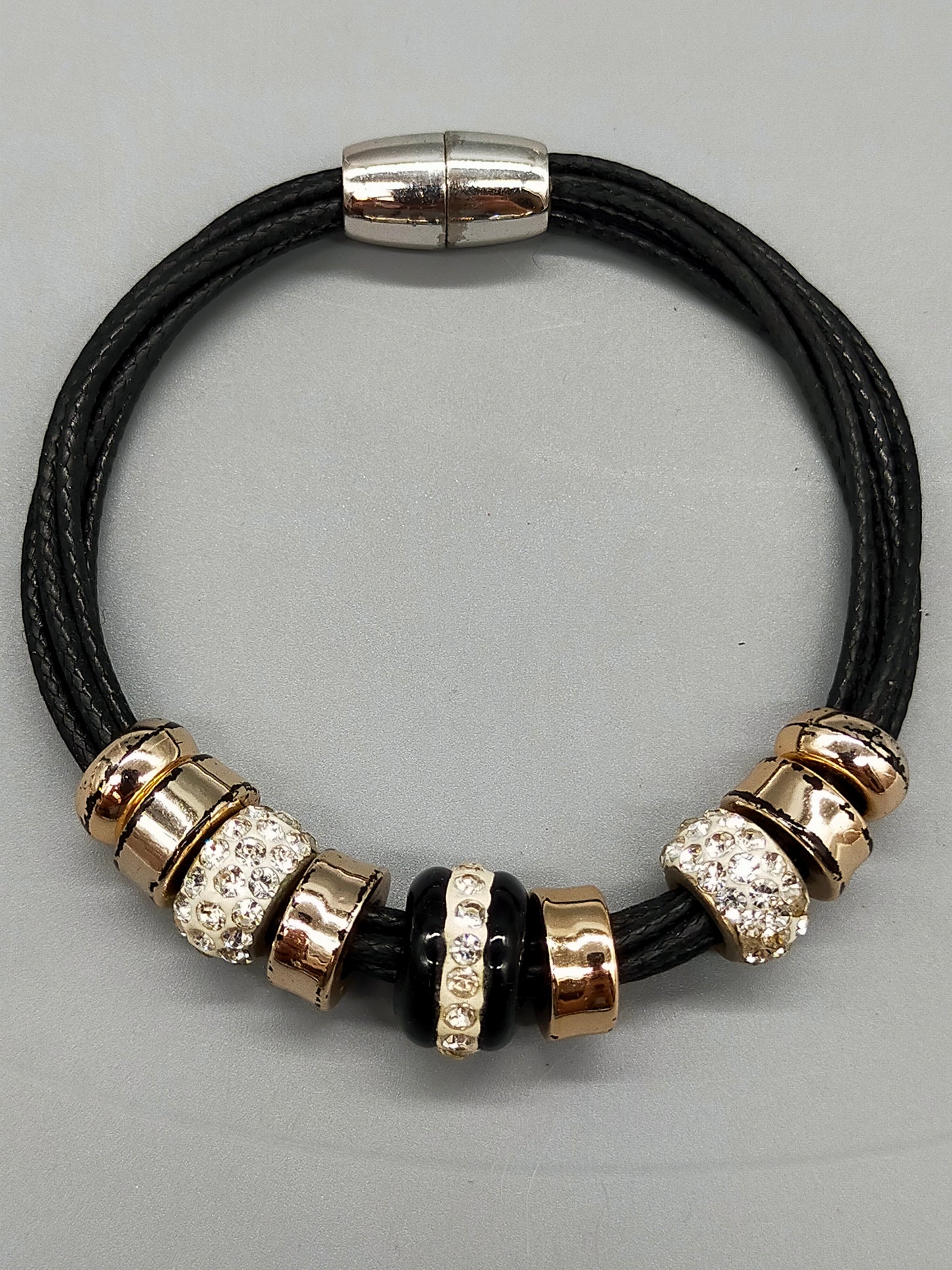 Modisches Multistrand Damen Armband in Schwarz mit Kristallen