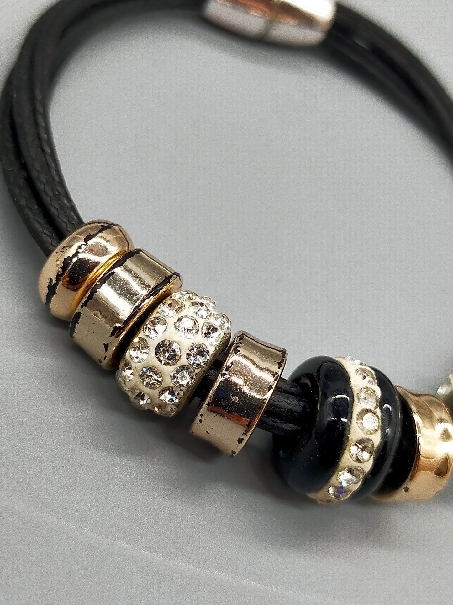 Modisches Multistrand Damen Armband in Schwarz mit Kristallen