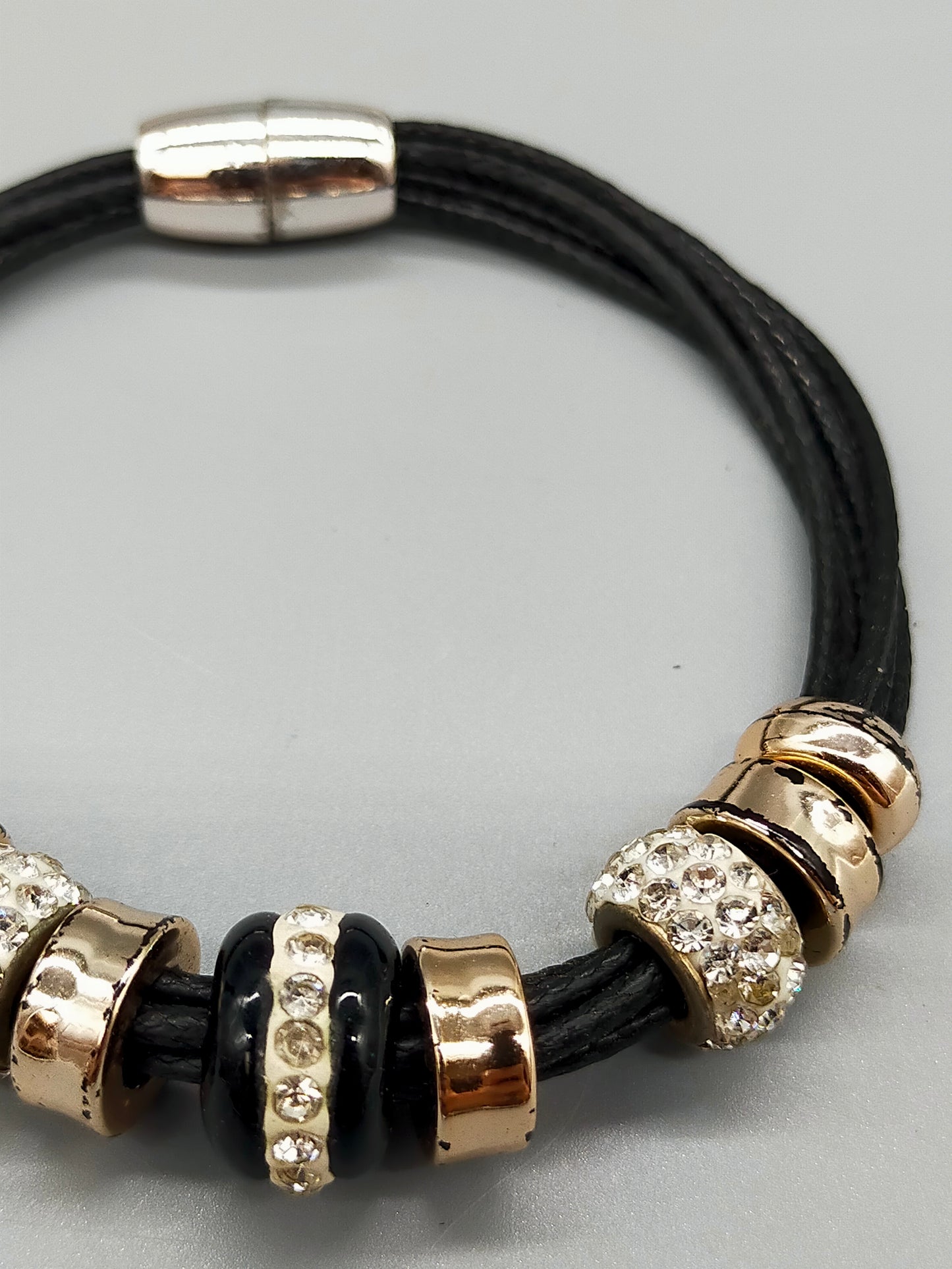 Modisches Multistrand Damen Armband in Schwarz mit Kristallen