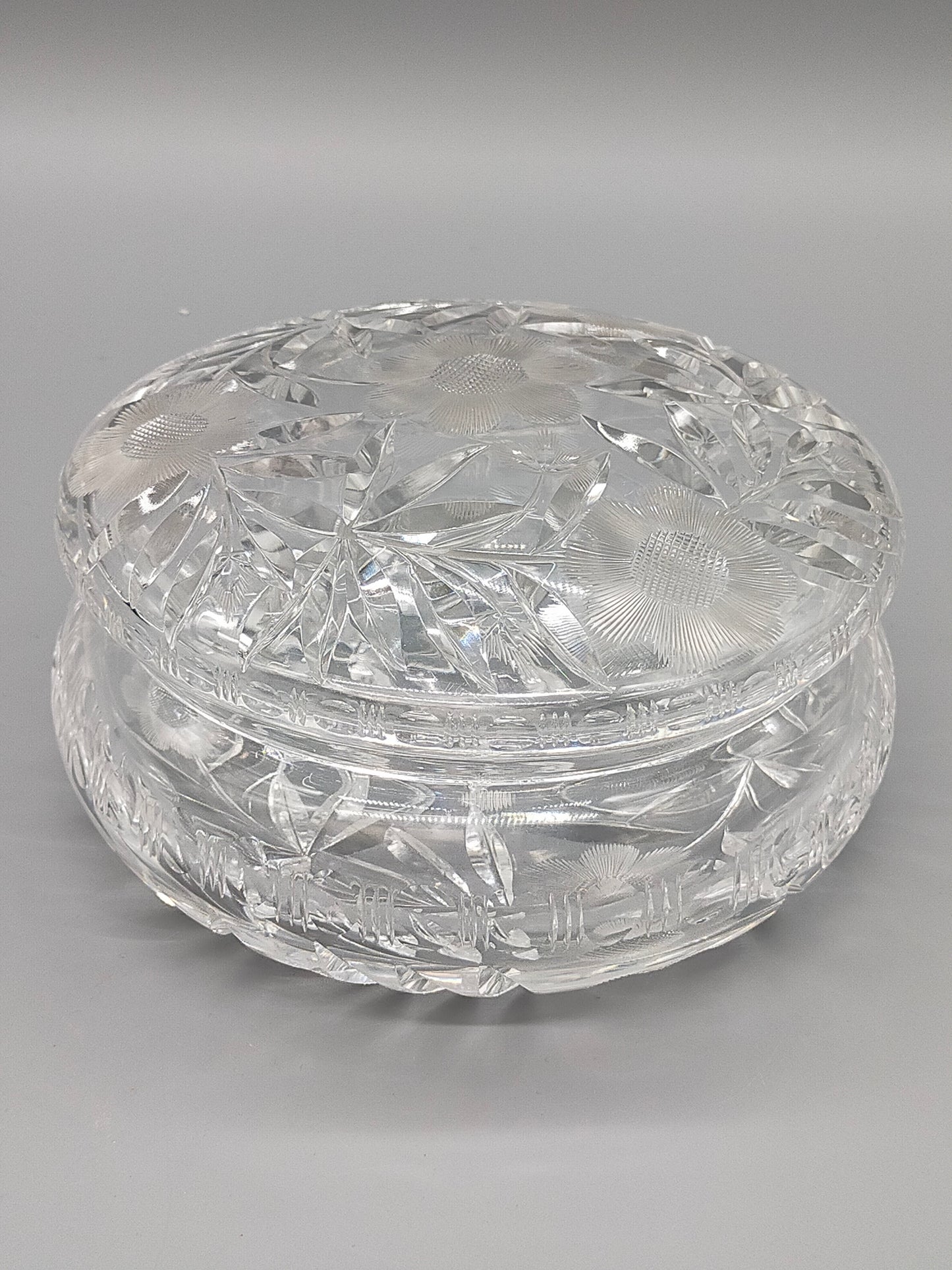 Edle Bleikristall Dose mit Deckel Elegante Bonboniere mit Blumenschliff