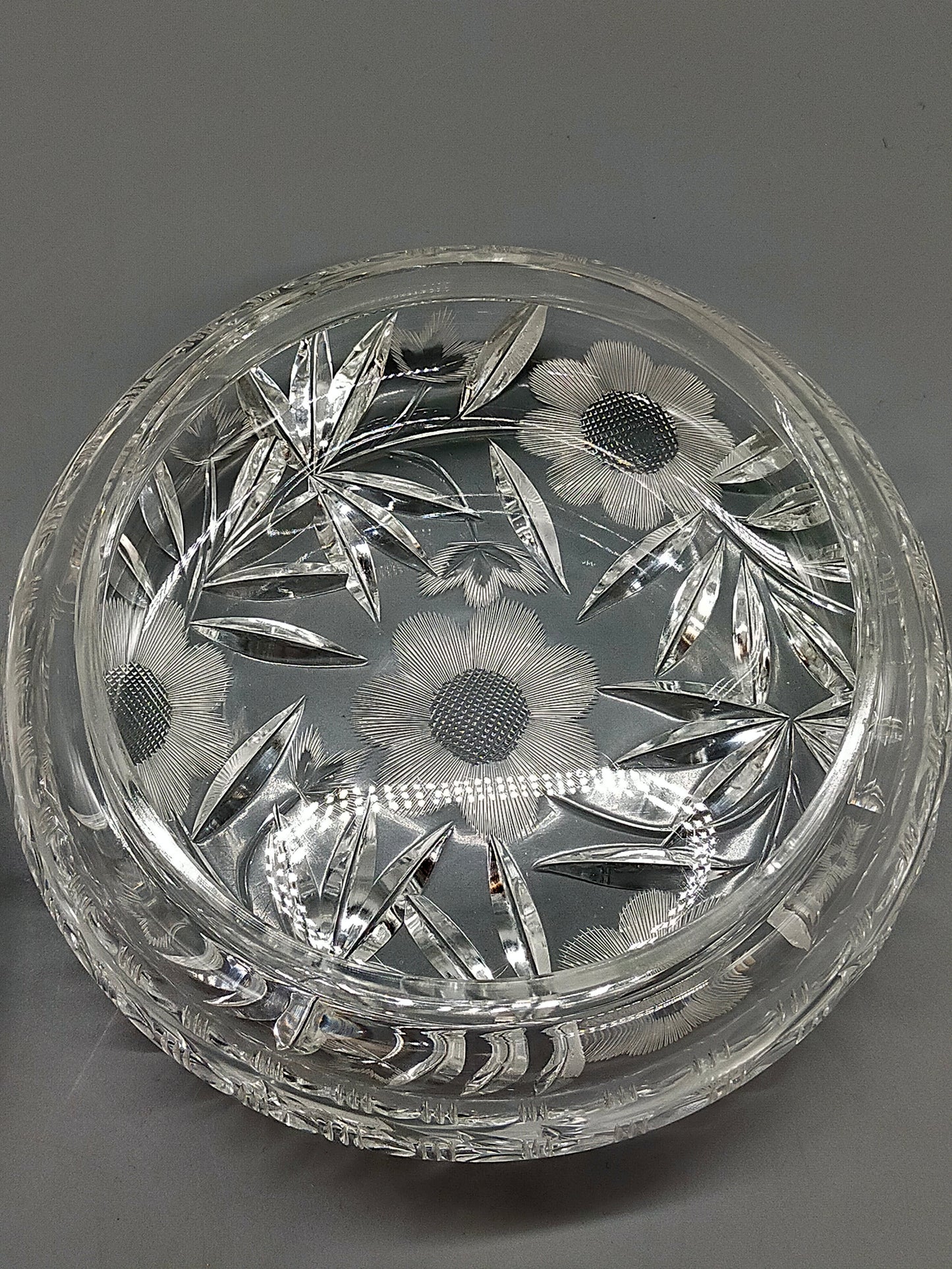 Edle Bleikristall Dose mit Deckel Elegante Bonboniere mit Blumenschliff