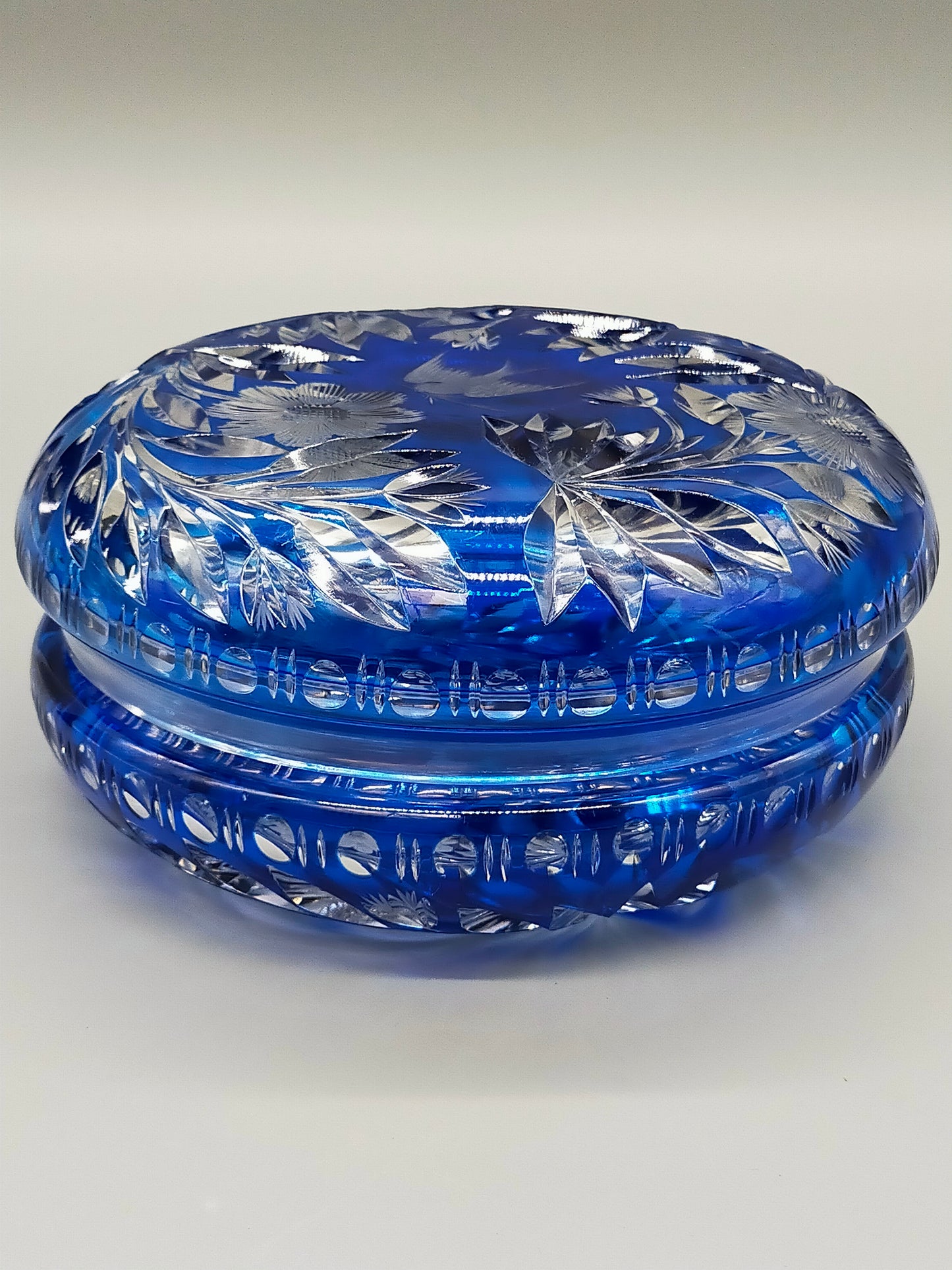Edle Bleikristall Dose mit Deckel Blau Elegante Bonboniere mit Blumenschliff