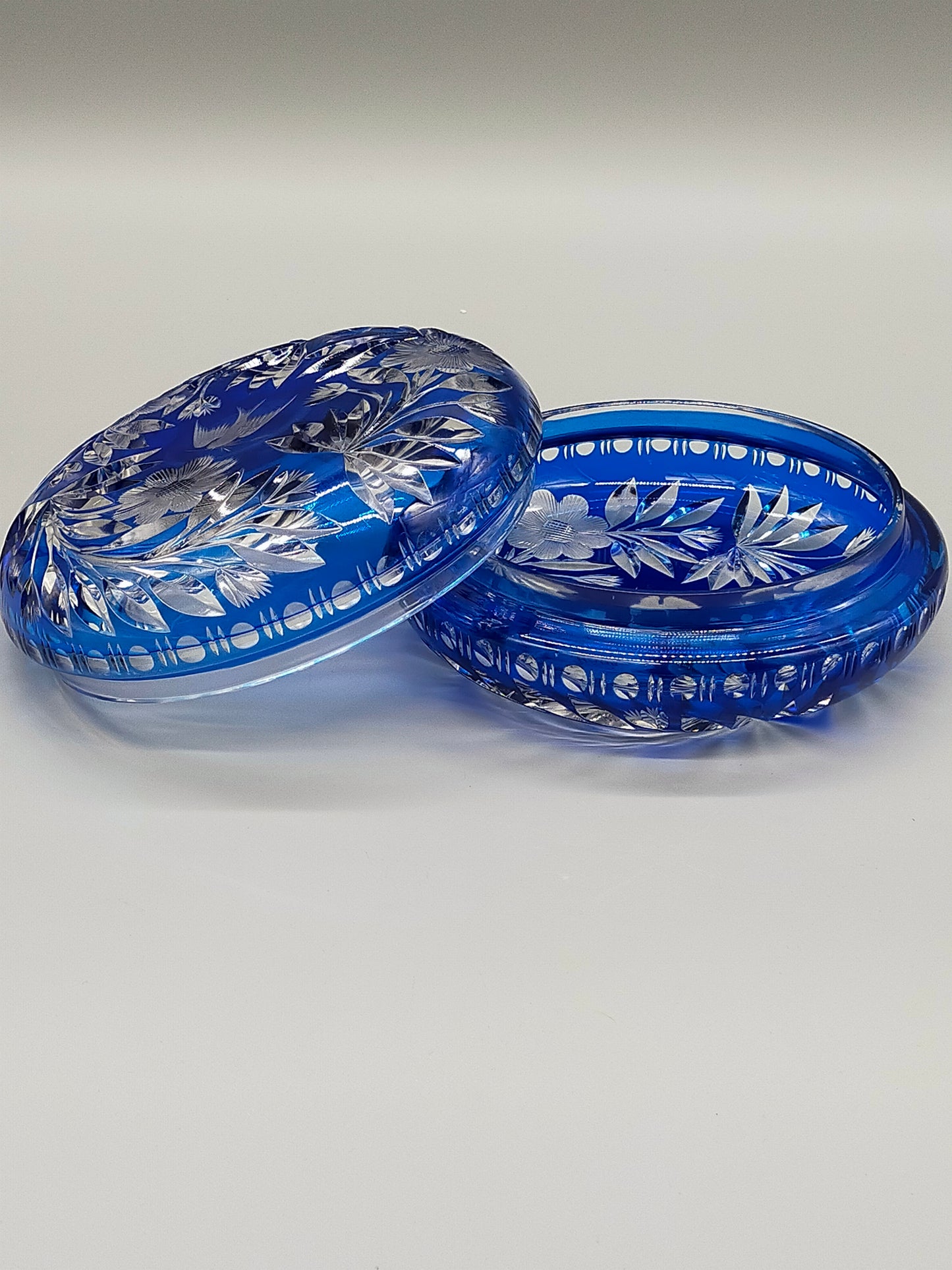 Edle Bleikristall Dose mit Deckel Blau Elegante Bonboniere mit Blumenschliff