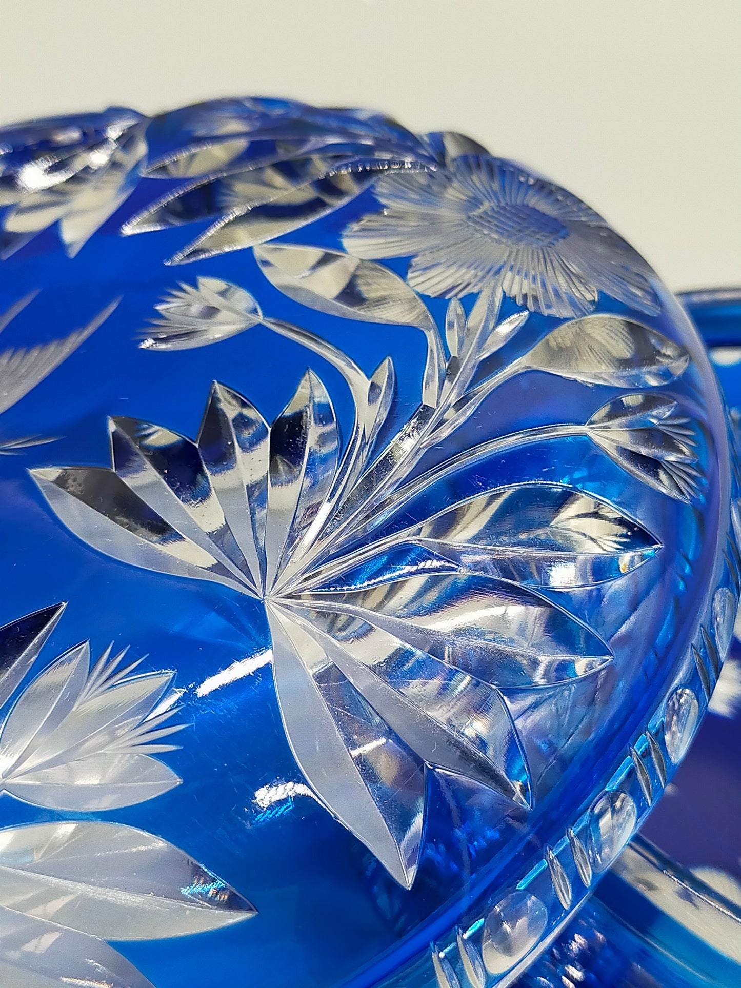 Edle Bleikristall Dose mit Deckel Blau Elegante Bonboniere mit Blumenschliff