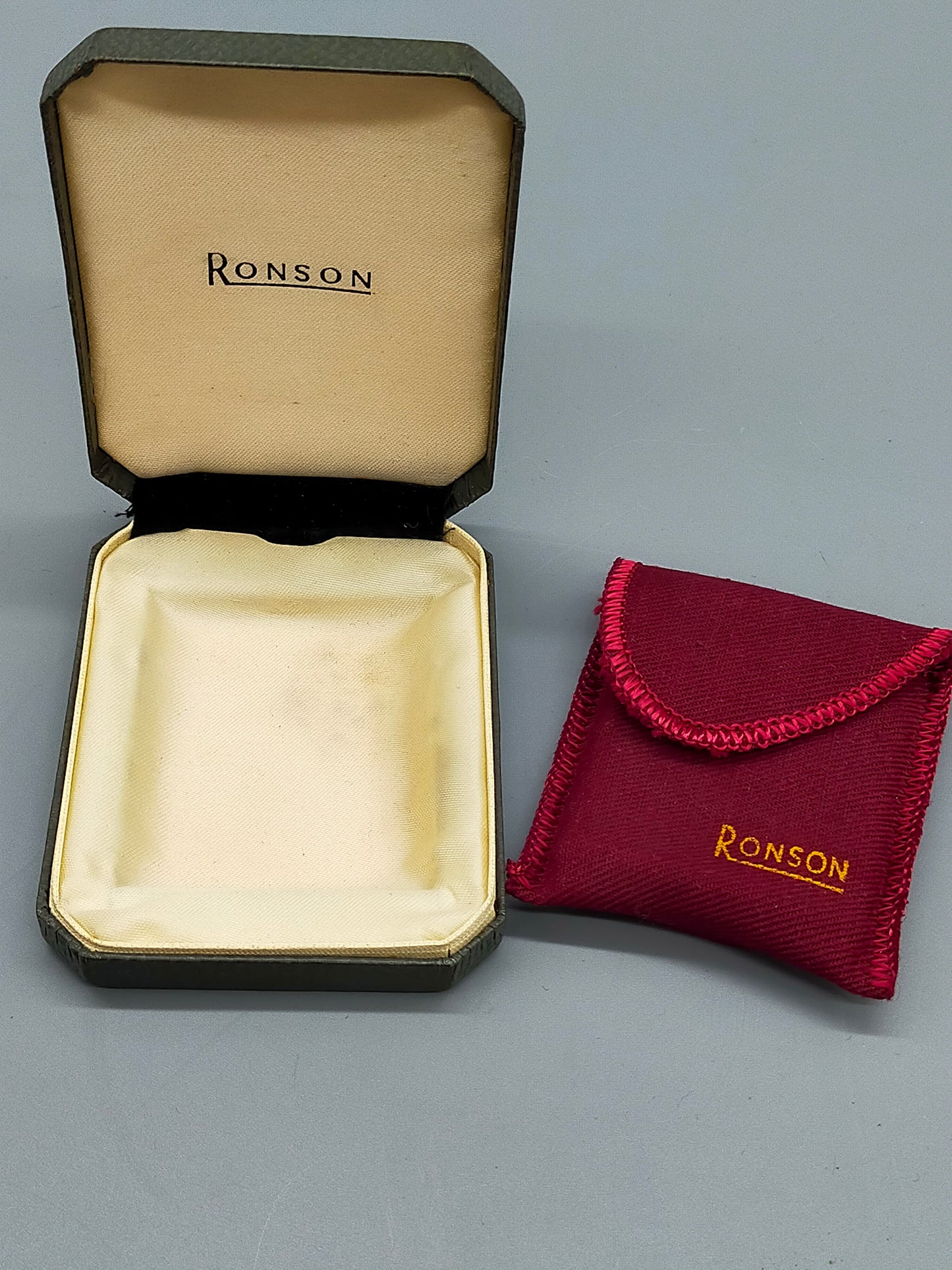 Vintage Ronson Cadet Benzinfeuerzeug mit Originalbox