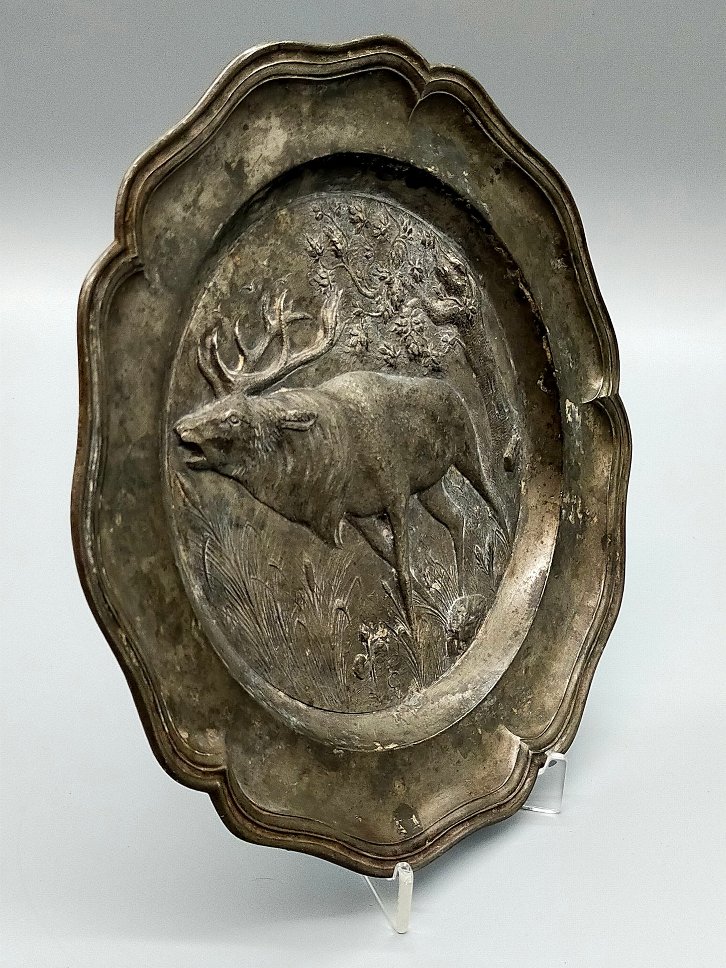 Antiker wandteller mit Hirschmotiv Rustikales Jagddekor