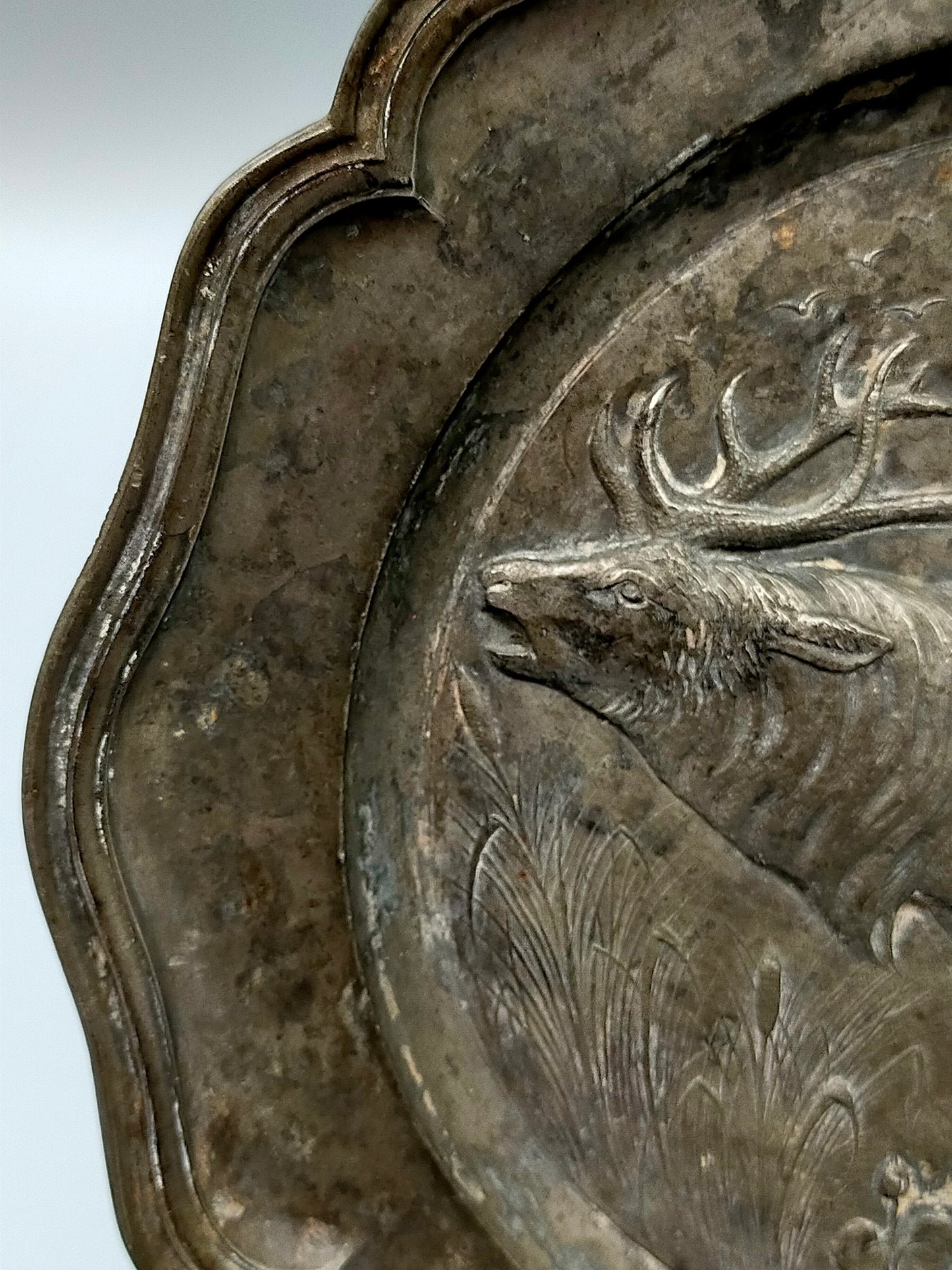 Antiker wandteller mit Hirschmotiv Rustikales Jagddekor