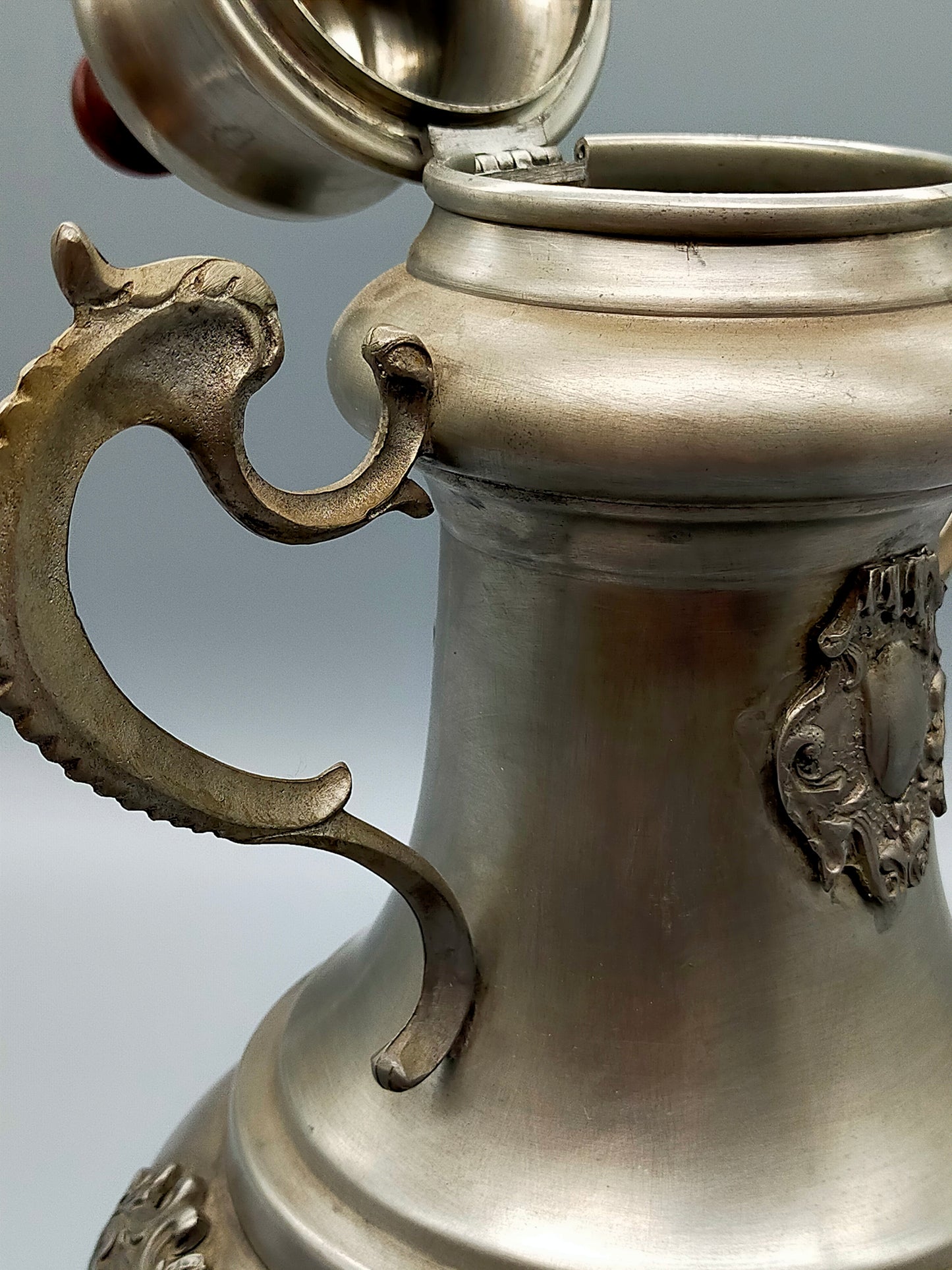 Antike Zinn Kranenkanne Dreiflammiger Kaffeewärmer im Barock Stil