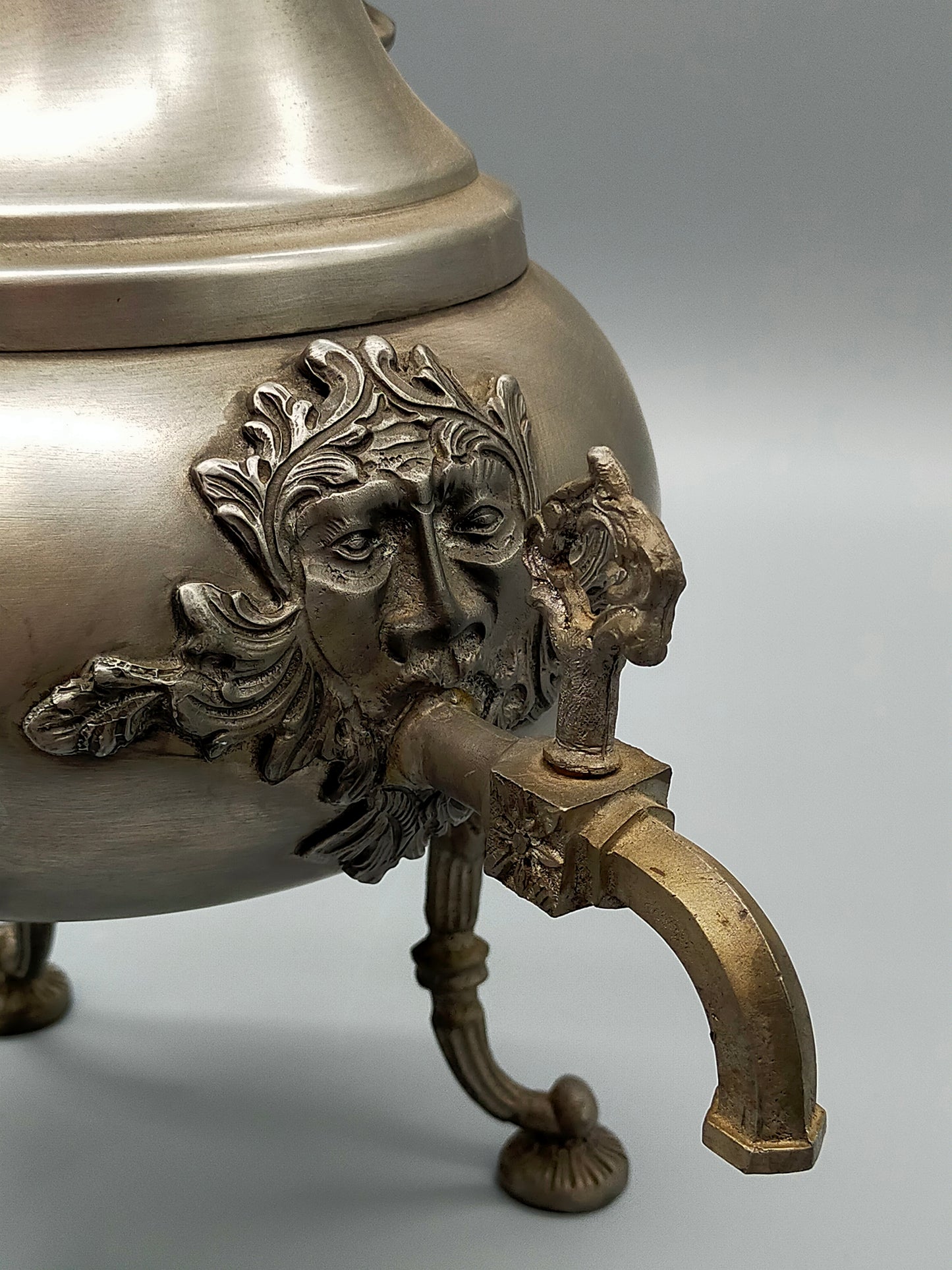 Antike Zinn Kranenkanne Dreiflammiger Kaffeewärmer im Barock Stil