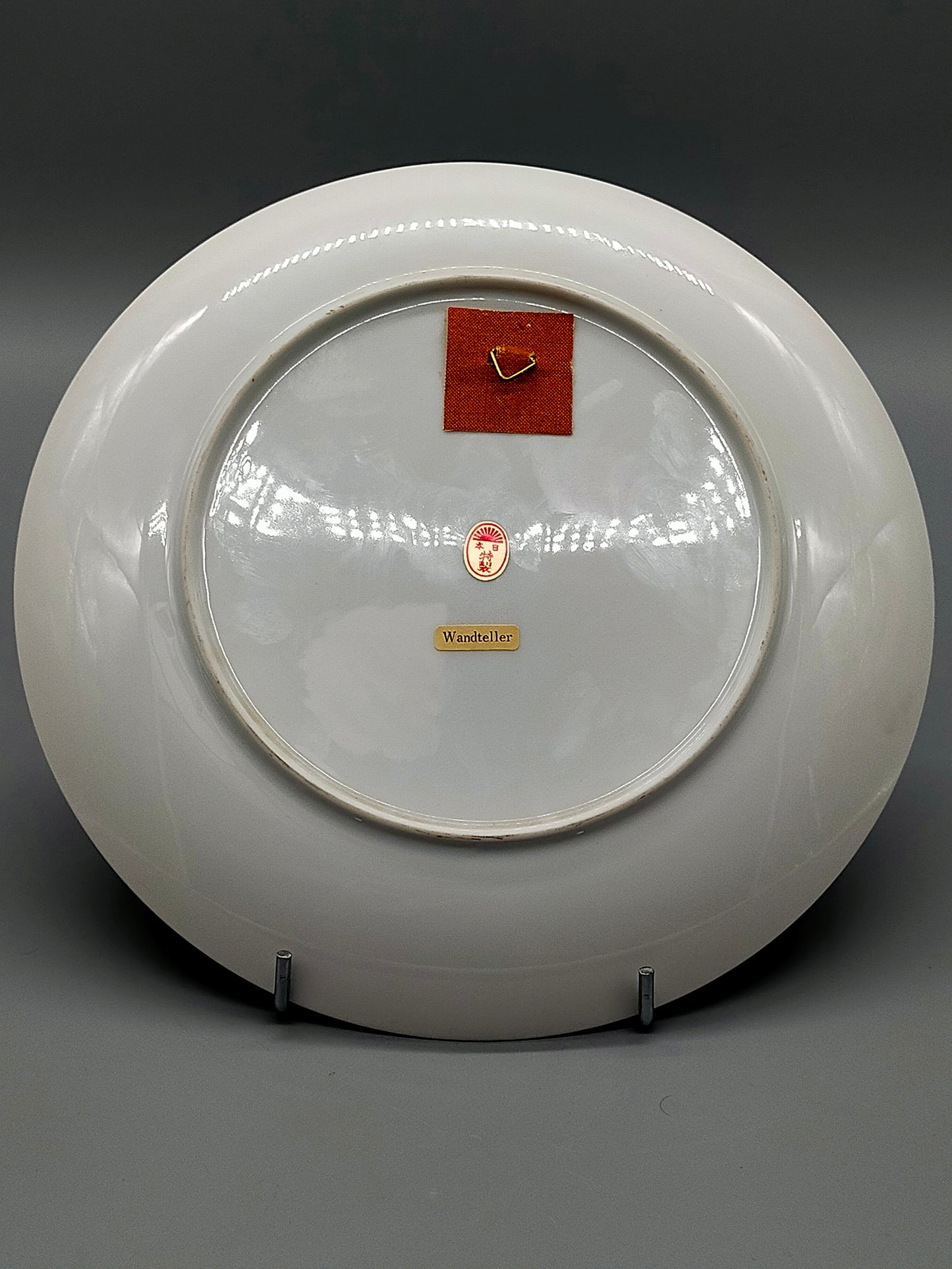 Edler japanischer Porzellan Wandteller mit goldenem Pfauenmotiv