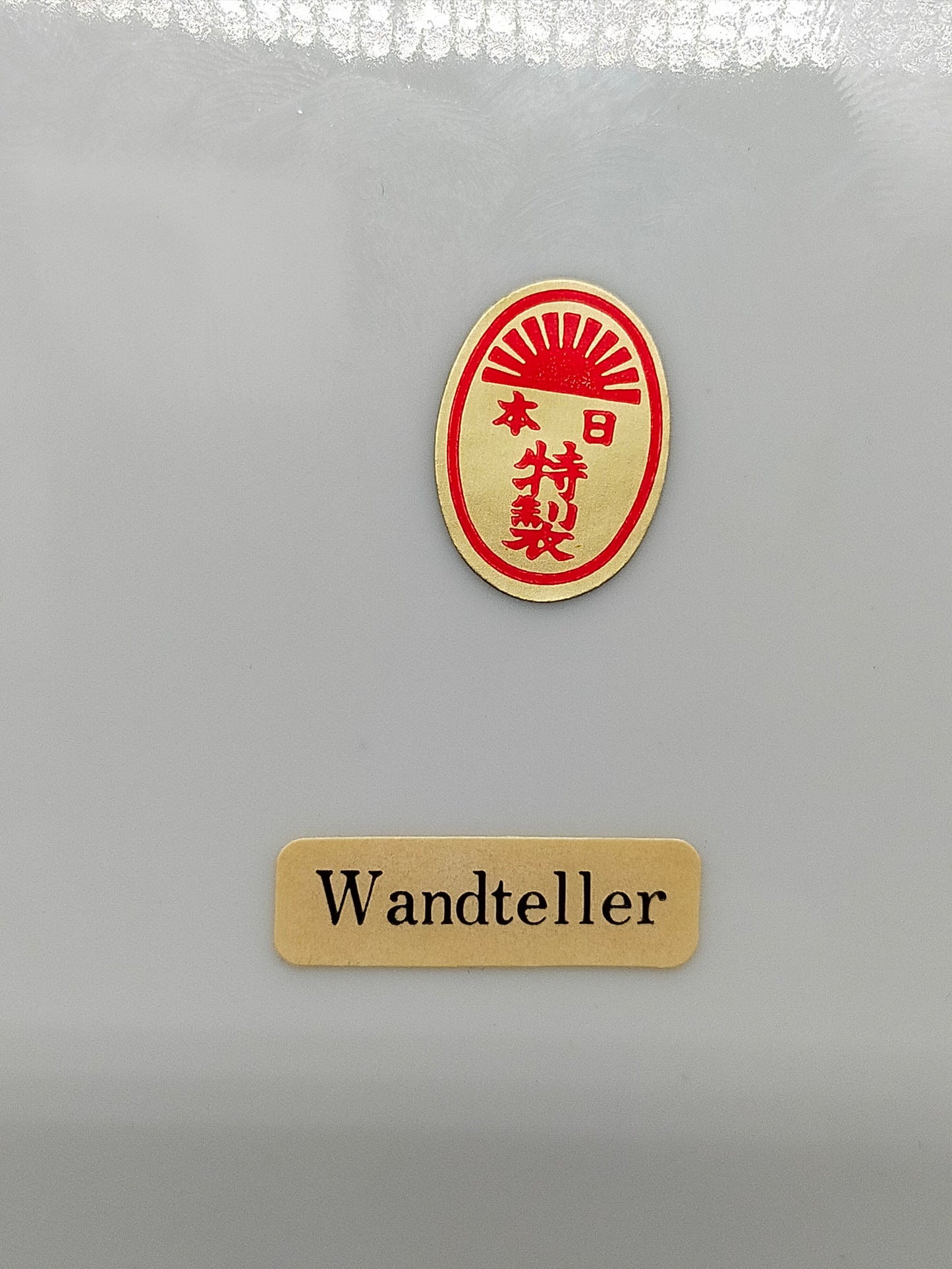 Edler japanischer Porzellan Wandteller mit goldenem Pfauenmotiv
