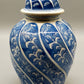 Klassische Asiatische Deckelvase Blau Weißes Porzellan mit Blumen Muster
