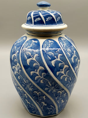 Klassische Asiatische Deckelvase Blau Weißes Porzellan mit Blumen Muster