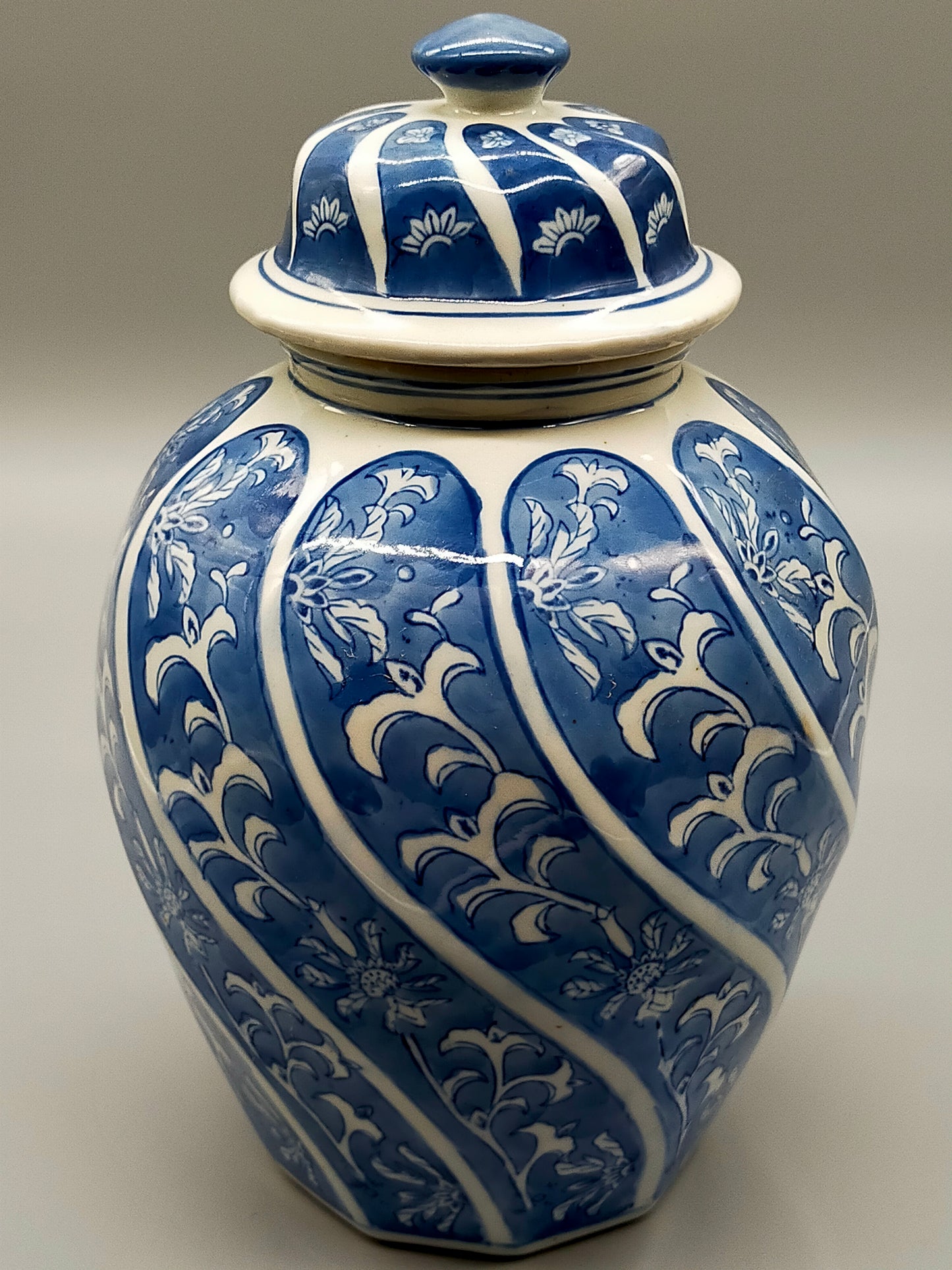 Klassische Asiatische Deckelvase Blau Weißes Porzellan mit Blumen Muster