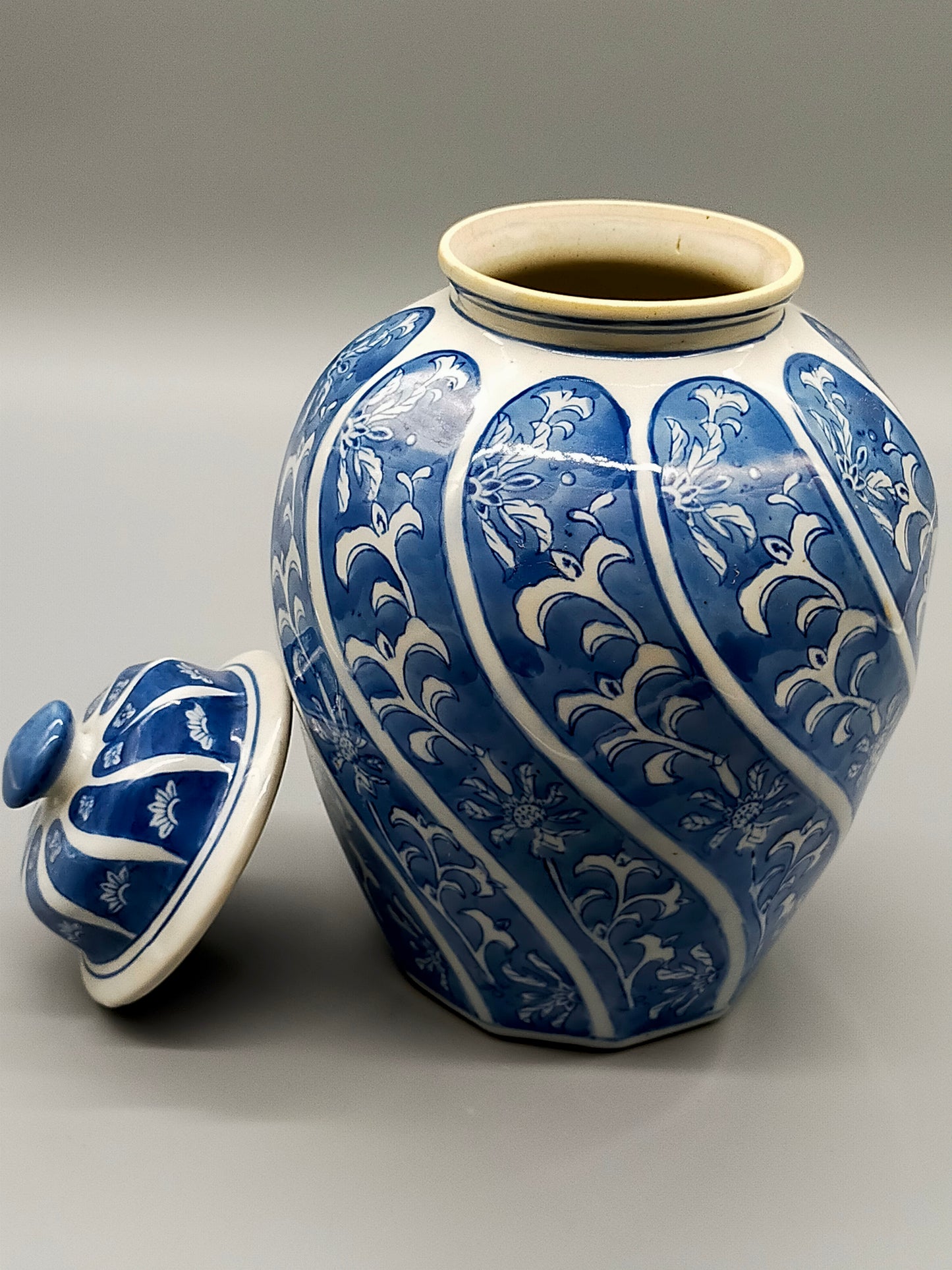Klassische Asiatische Deckelvase Blau Weißes Porzellan mit Blumen Muster