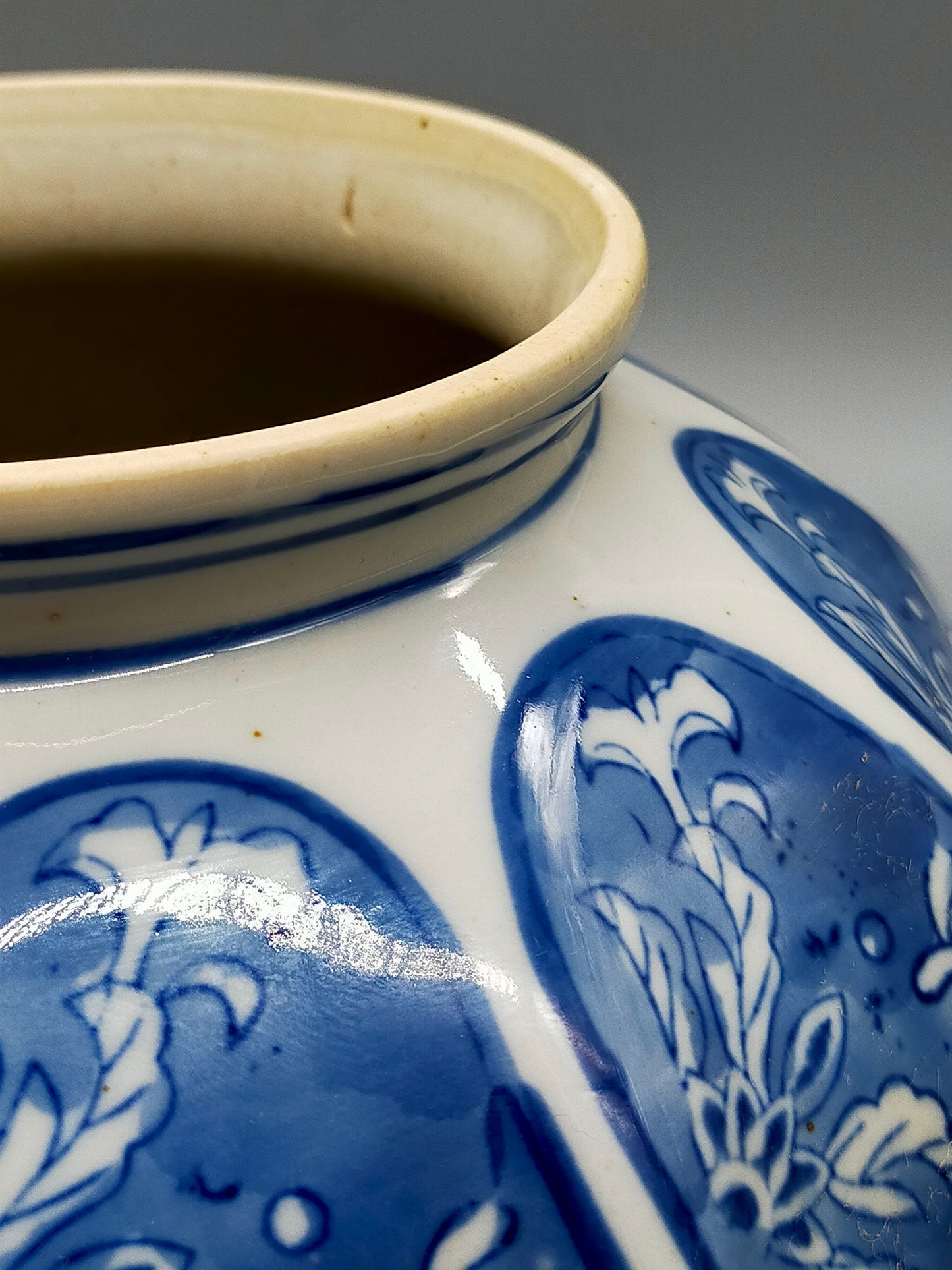 Klassische Asiatische Deckelvase Blau Weißes Porzellan mit Blumen Muster