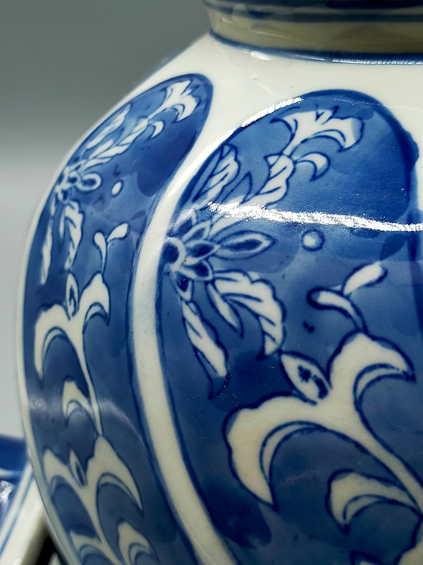 Klassische Asiatische Deckelvase Blau Weißes Porzellan mit Blumen Muster