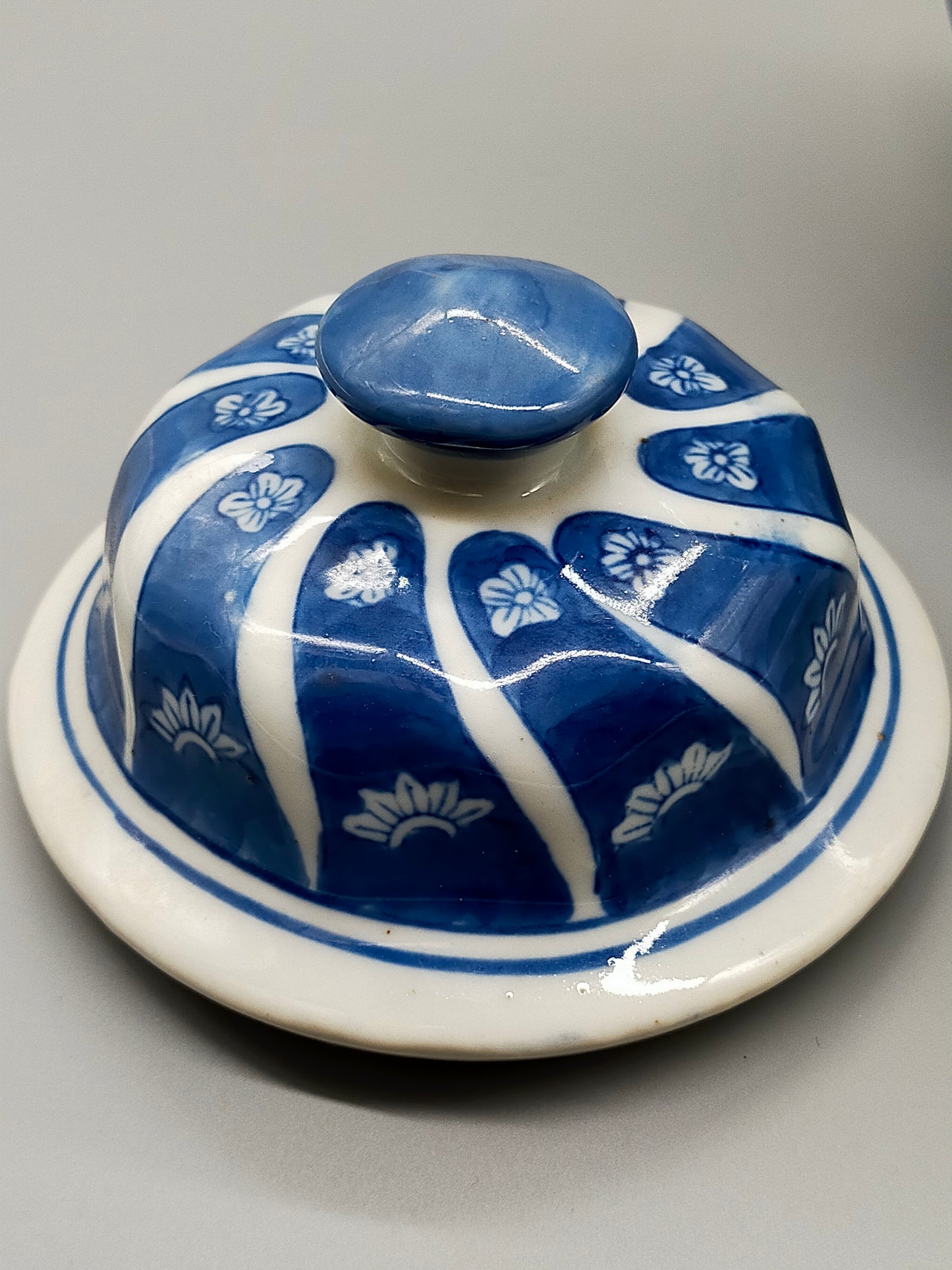 Klassische Asiatische Deckelvase Blau Weißes Porzellan mit Blumen Muster