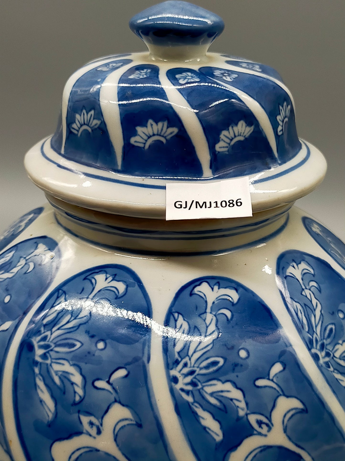 Klassische Asiatische Deckelvase Blau Weißes Porzellan mit Blumen Muster