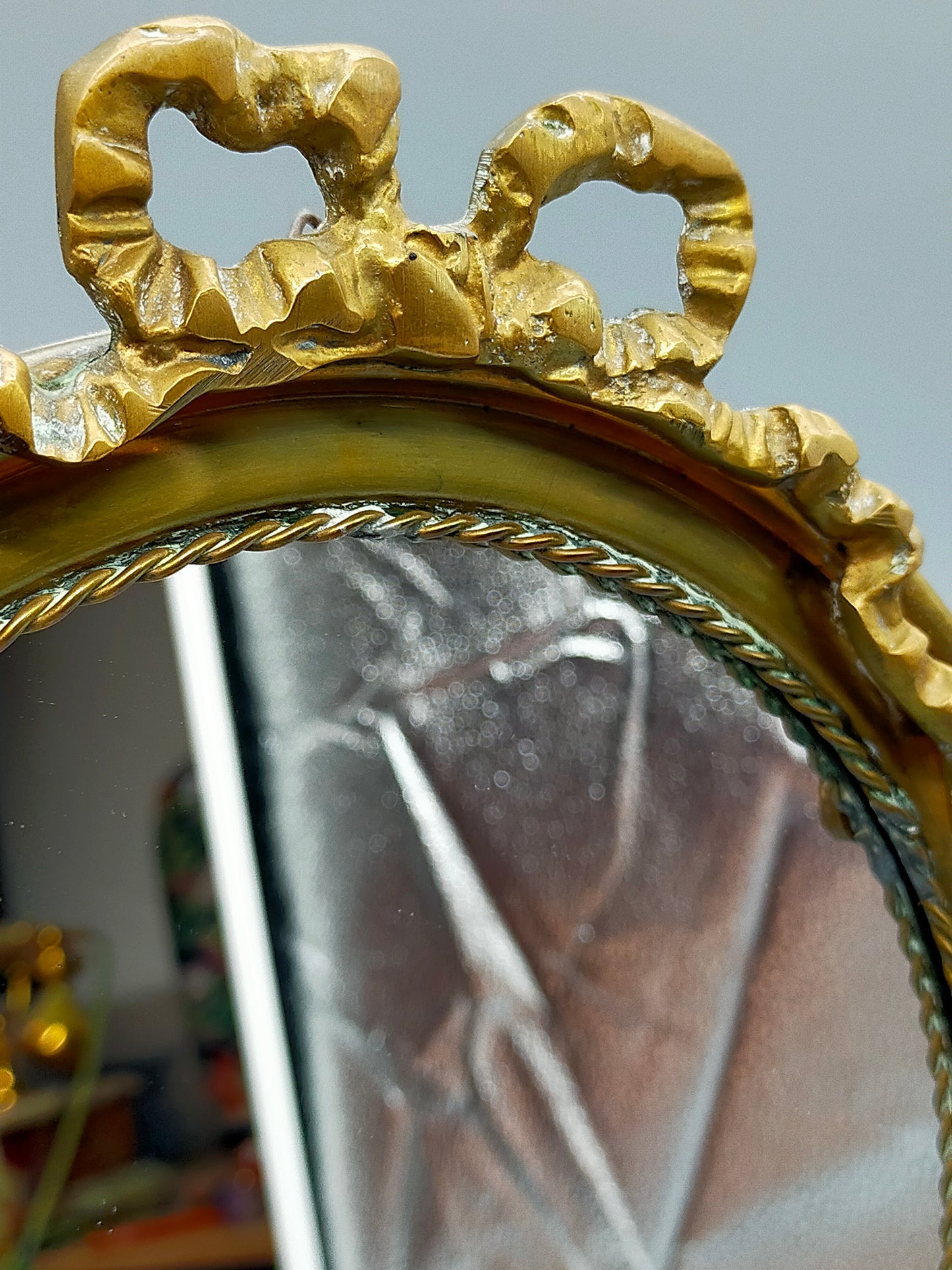 Prunkvoller Ovaler Spiegel mit Schleife Goldfarbener Rahmen