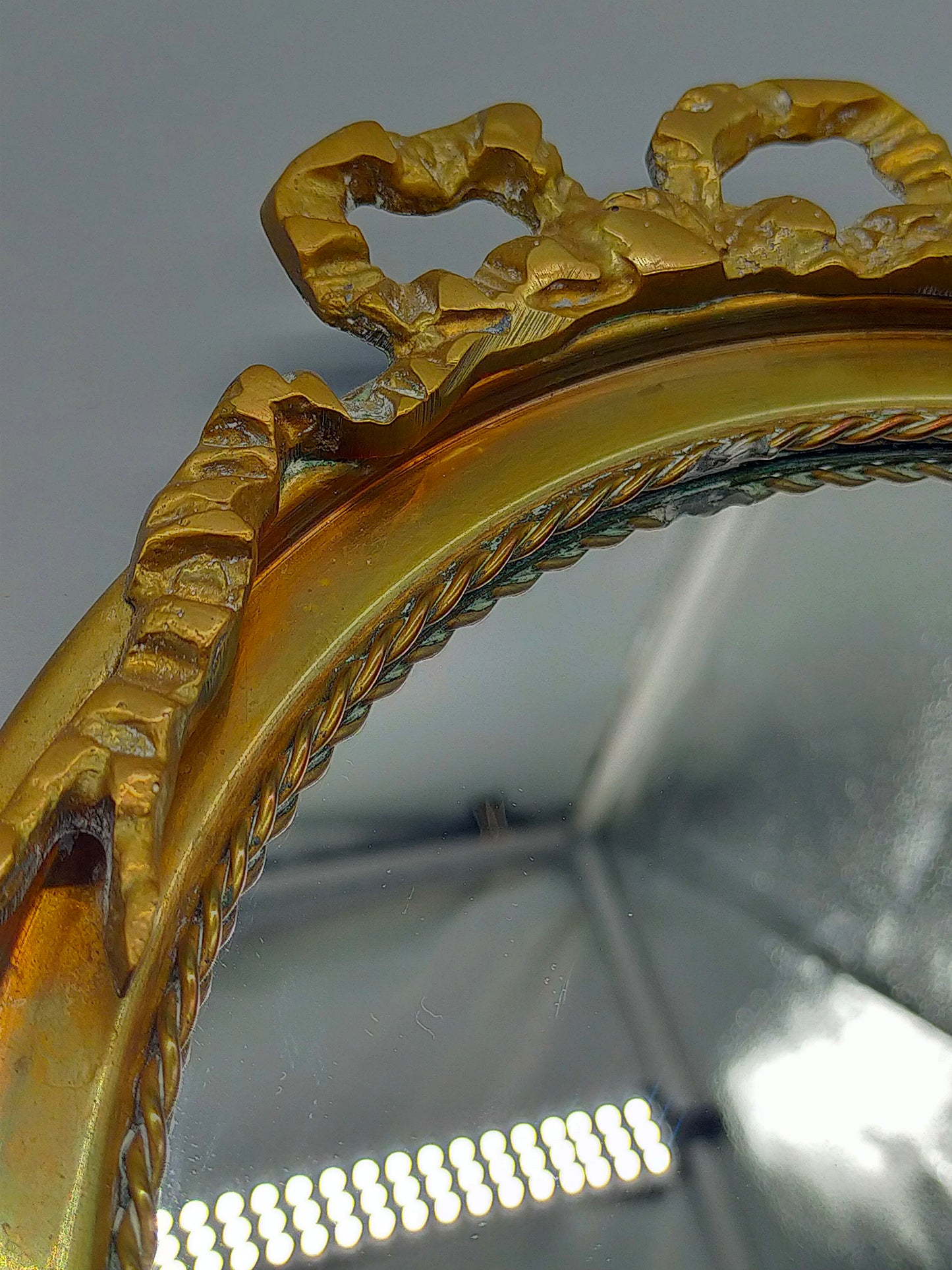 Prunkvoller Ovaler Spiegel mit Schleife Goldfarbener Rahmen