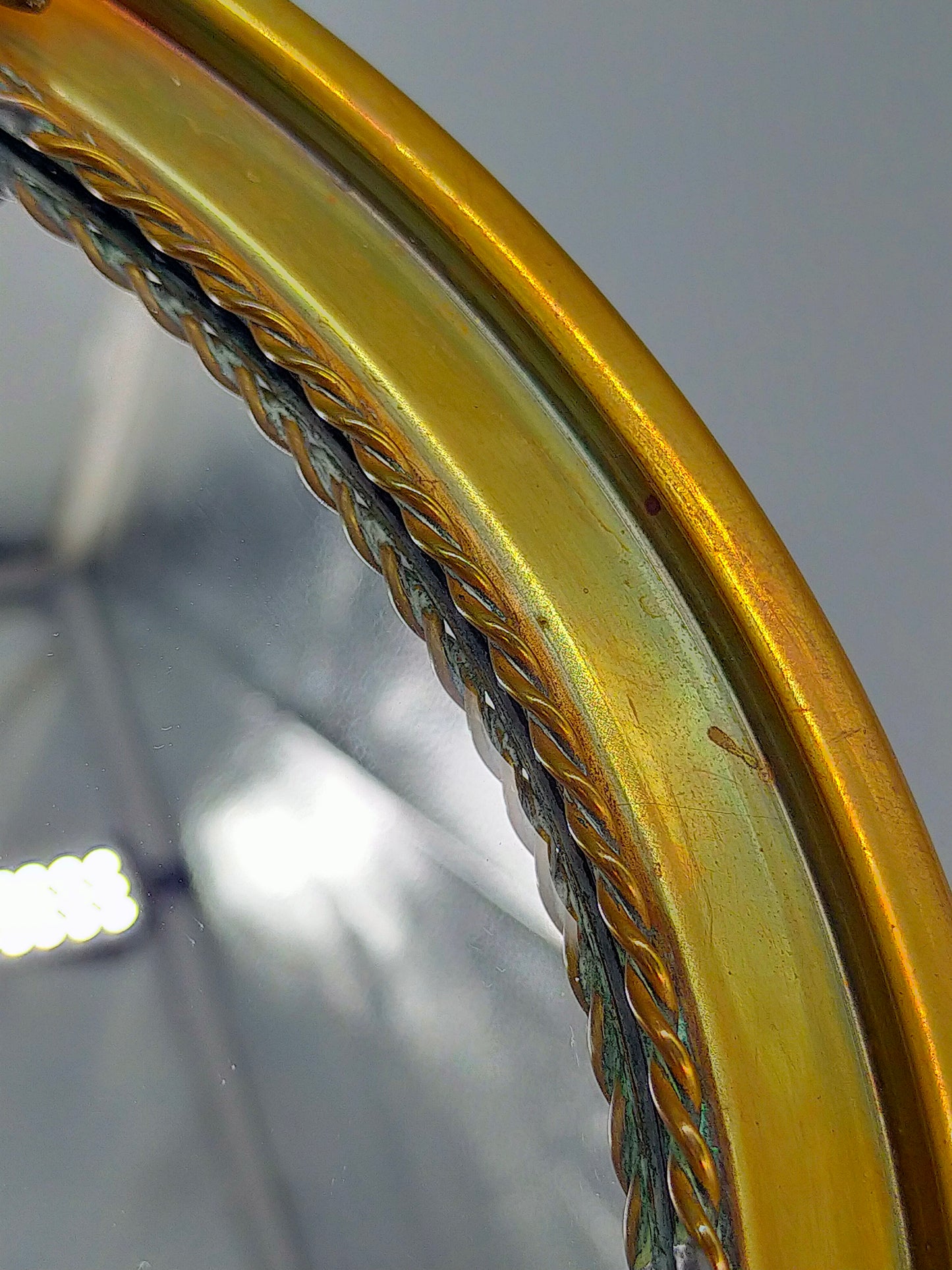 Prunkvoller Ovaler Spiegel mit Schleife Goldfarbener Rahmen