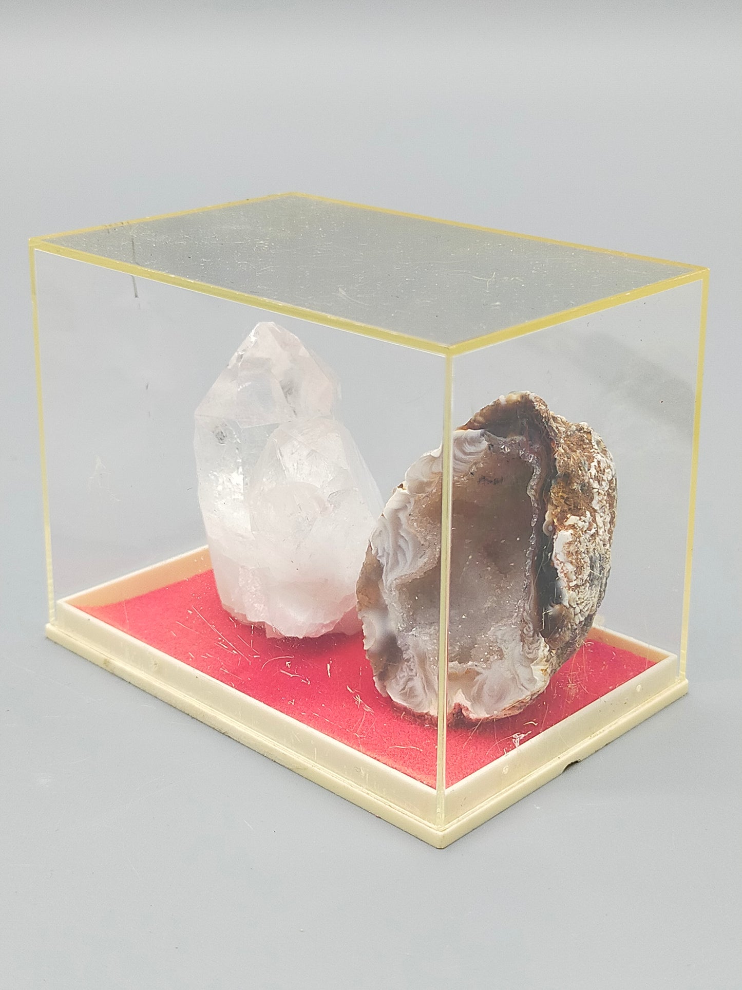 Exklusives Mineralien Set mit Bergkristall und Achat Geode in Vitrine
