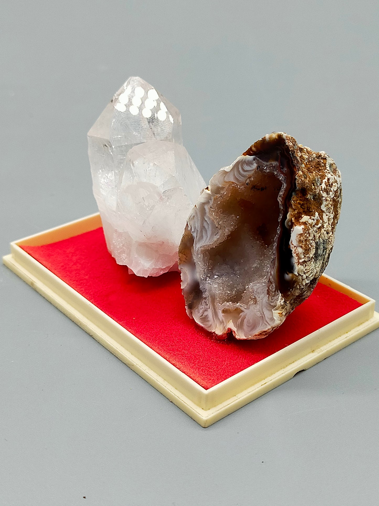 Exklusives Mineralien Set mit Bergkristall und Achat Geode in Vitrine