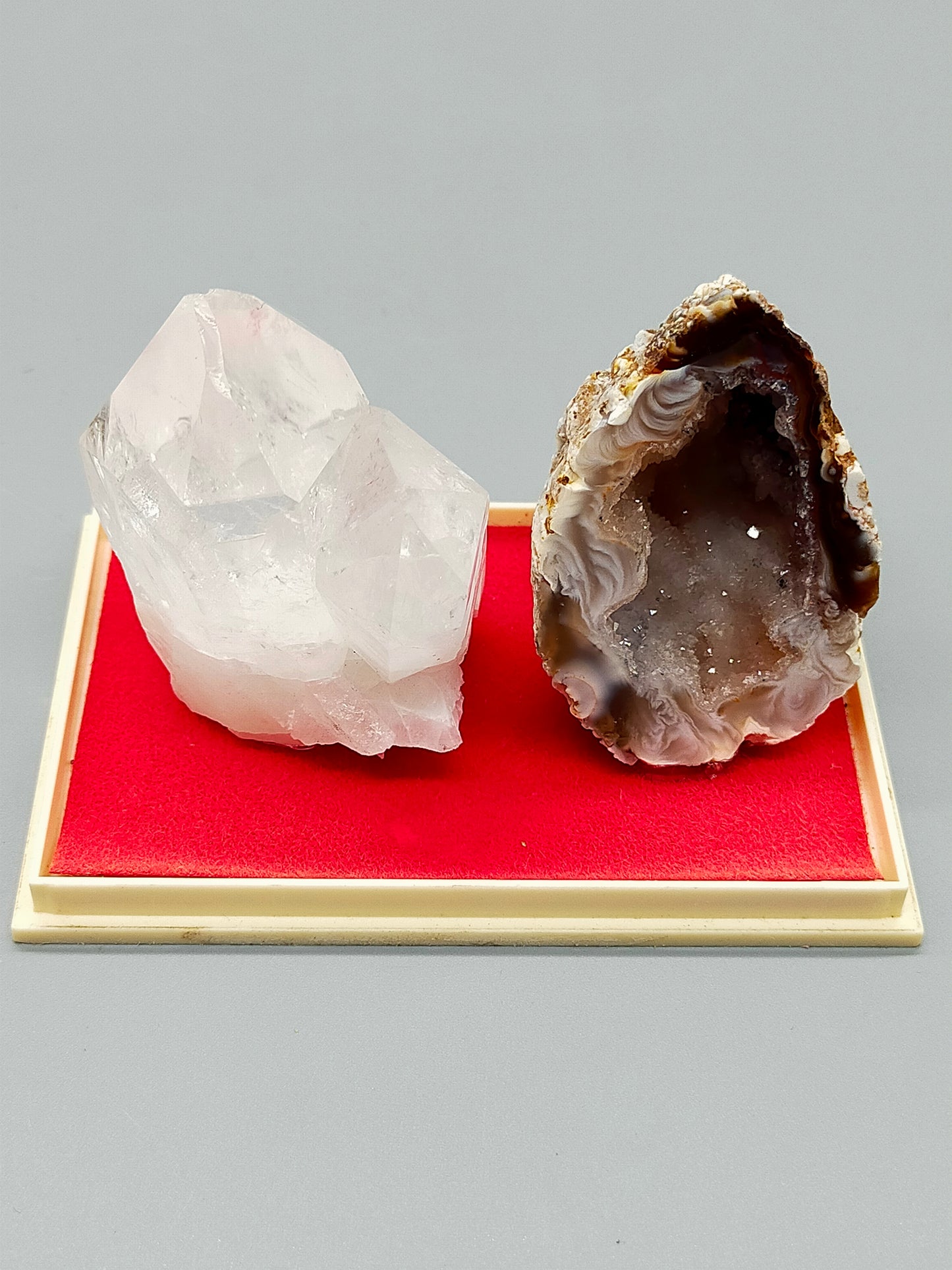 Exklusives Mineralien Set mit Bergkristall und Achat Geode in Vitrine