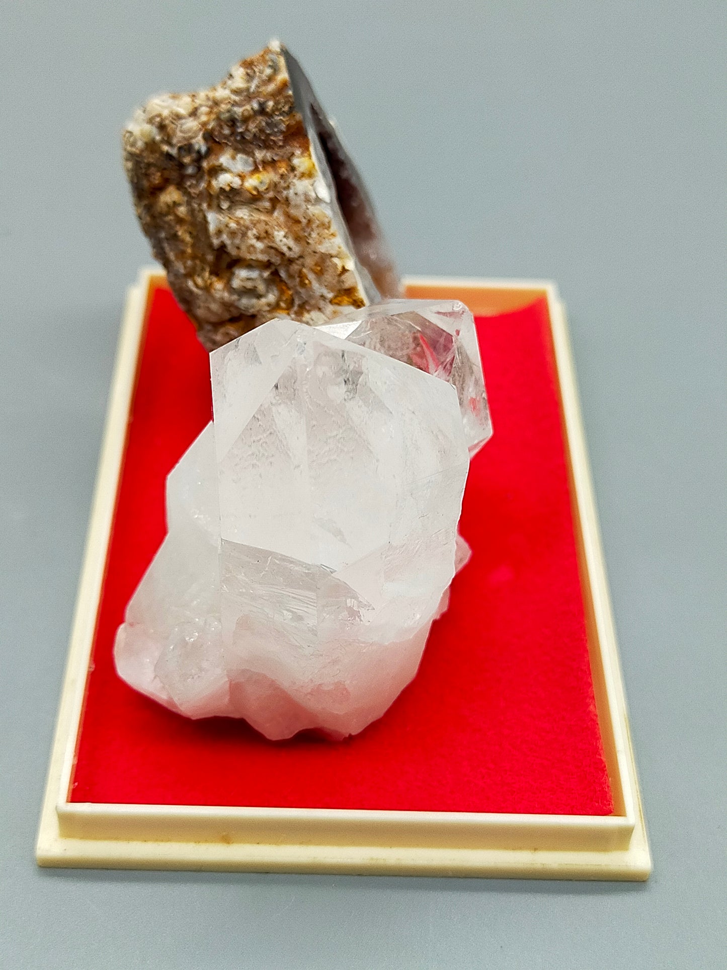 Exklusives Mineralien Set mit Bergkristall und Achat Geode in Vitrine