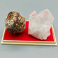Exklusives Mineralien Set mit Bergkristall und Achat Geode in Vitrine