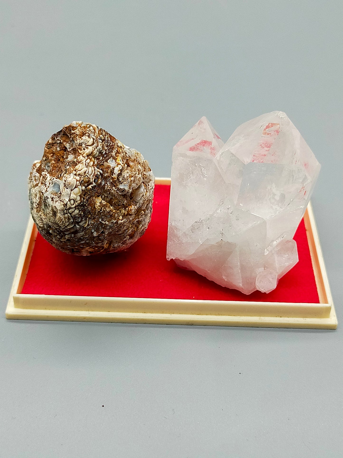 Exklusives Mineralien Set mit Bergkristall und Achat Geode in Vitrine