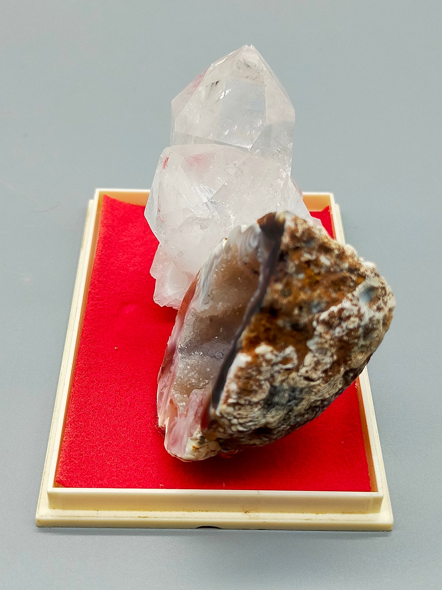 Exklusives Mineralien Set mit Bergkristall und Achat Geode in Vitrine