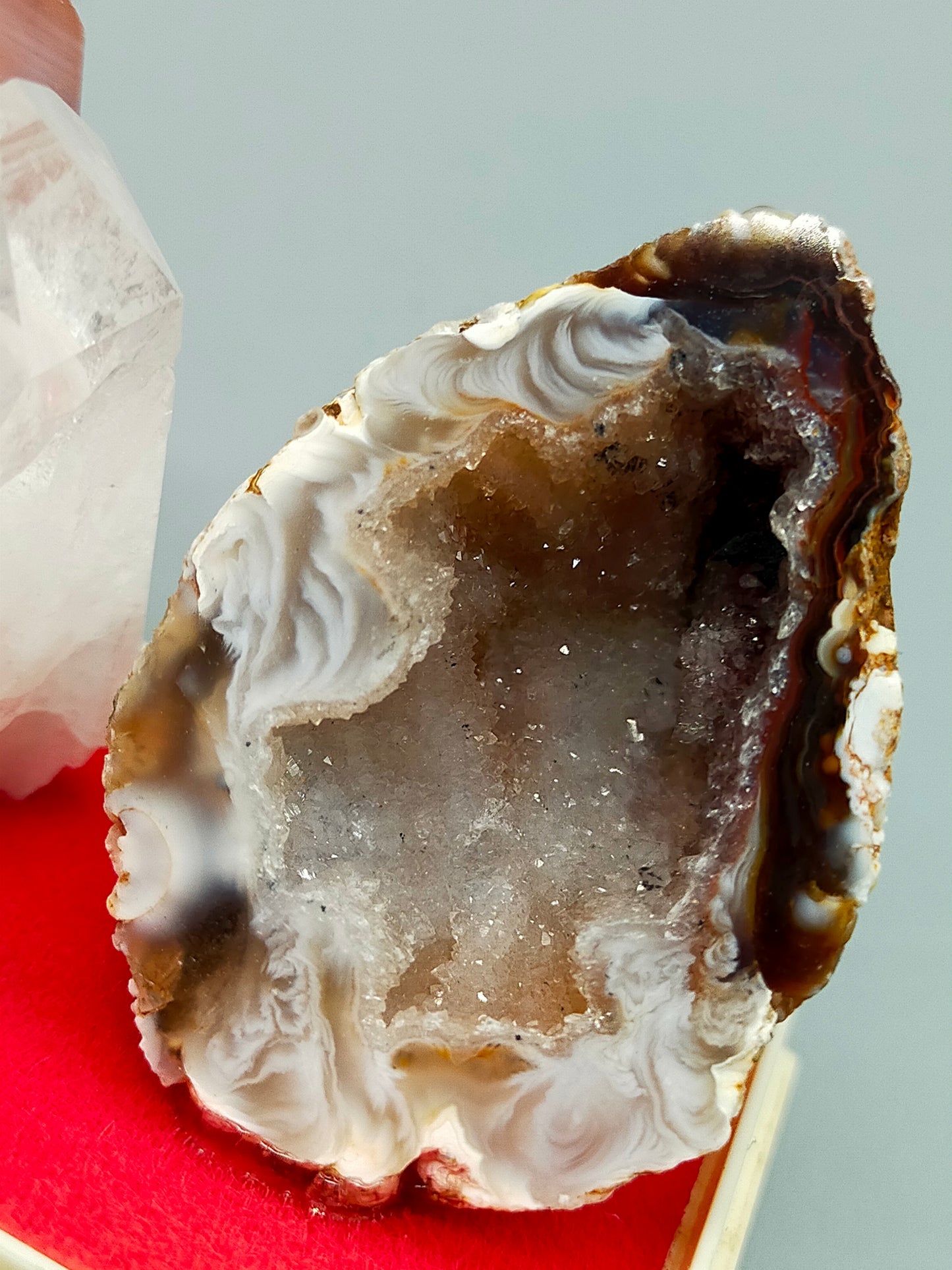Exklusives Mineralien Set mit Bergkristall und Achat Geode in Vitrine