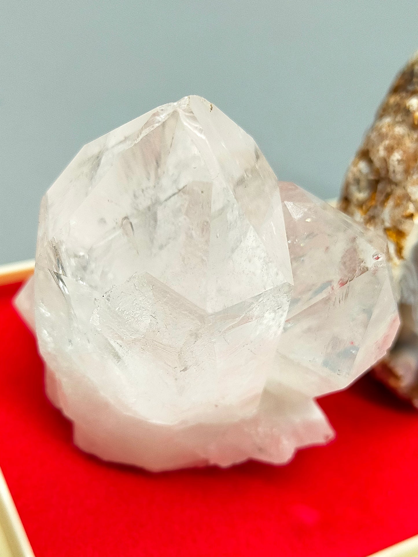 Exklusives Mineralien Set mit Bergkristall und Achat Geode in Vitrine