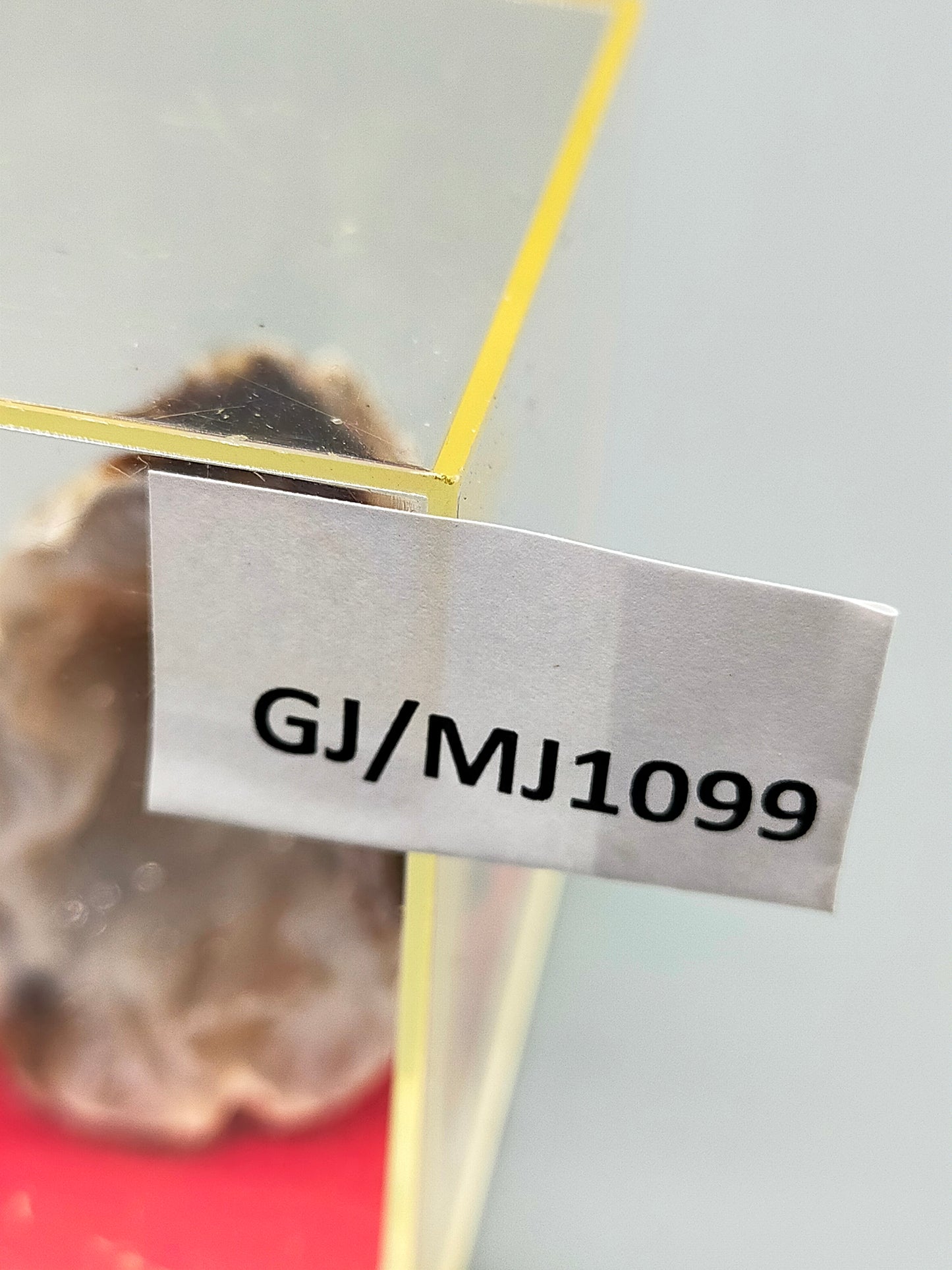 Exklusives Mineralien Set mit Bergkristall und Achat Geode in Vitrine