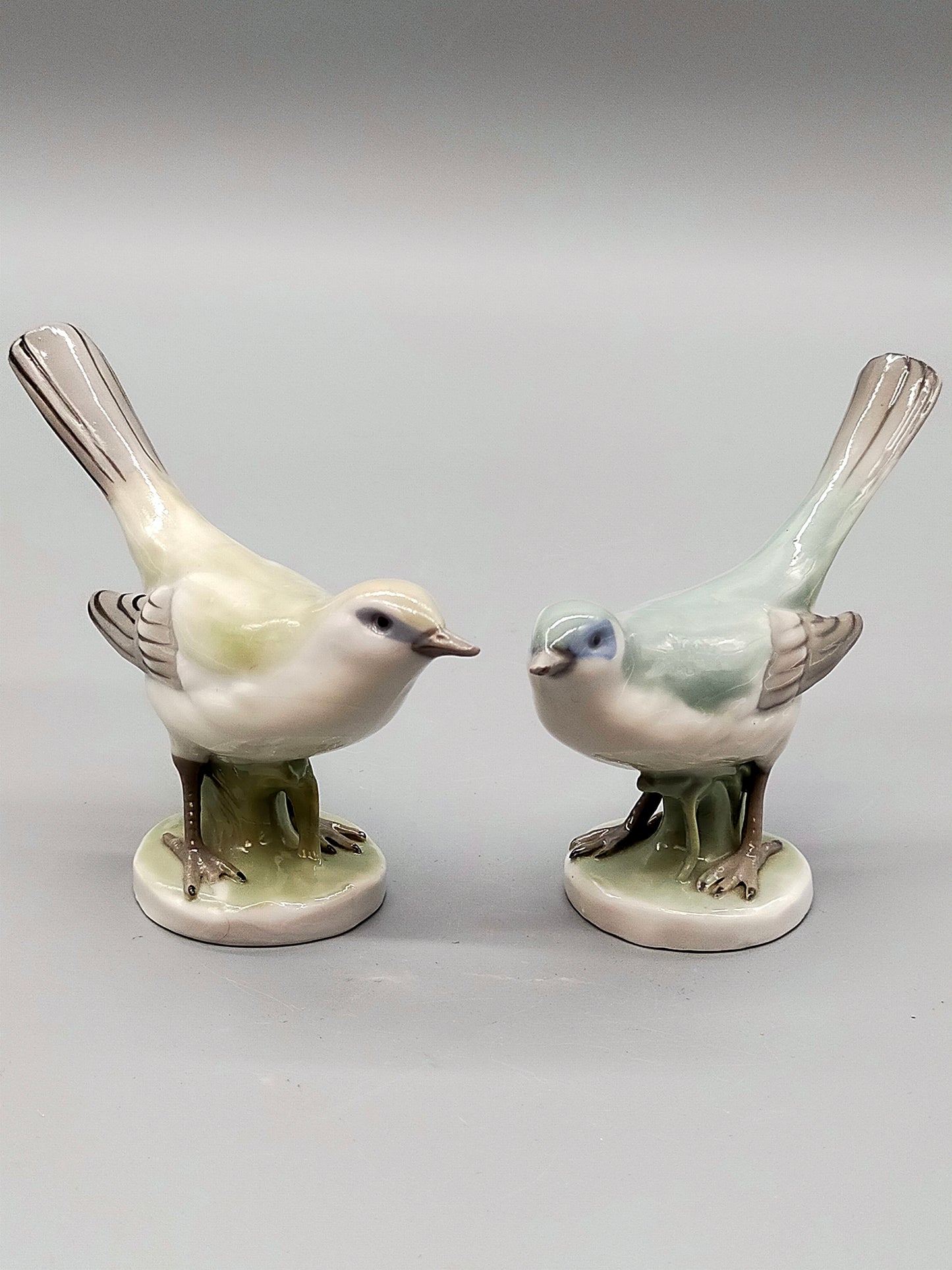 Porzellan Vogel Paar – Kunstvolle Vogelfiguren auf Sockel