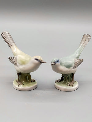 Porzellan Vogel Paar – Kunstvolle Vogelfiguren auf Sockel