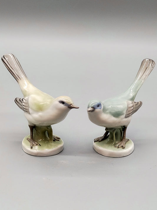 Porzellan Vogel Paar – Kunstvolle Vogelfiguren auf Sockel