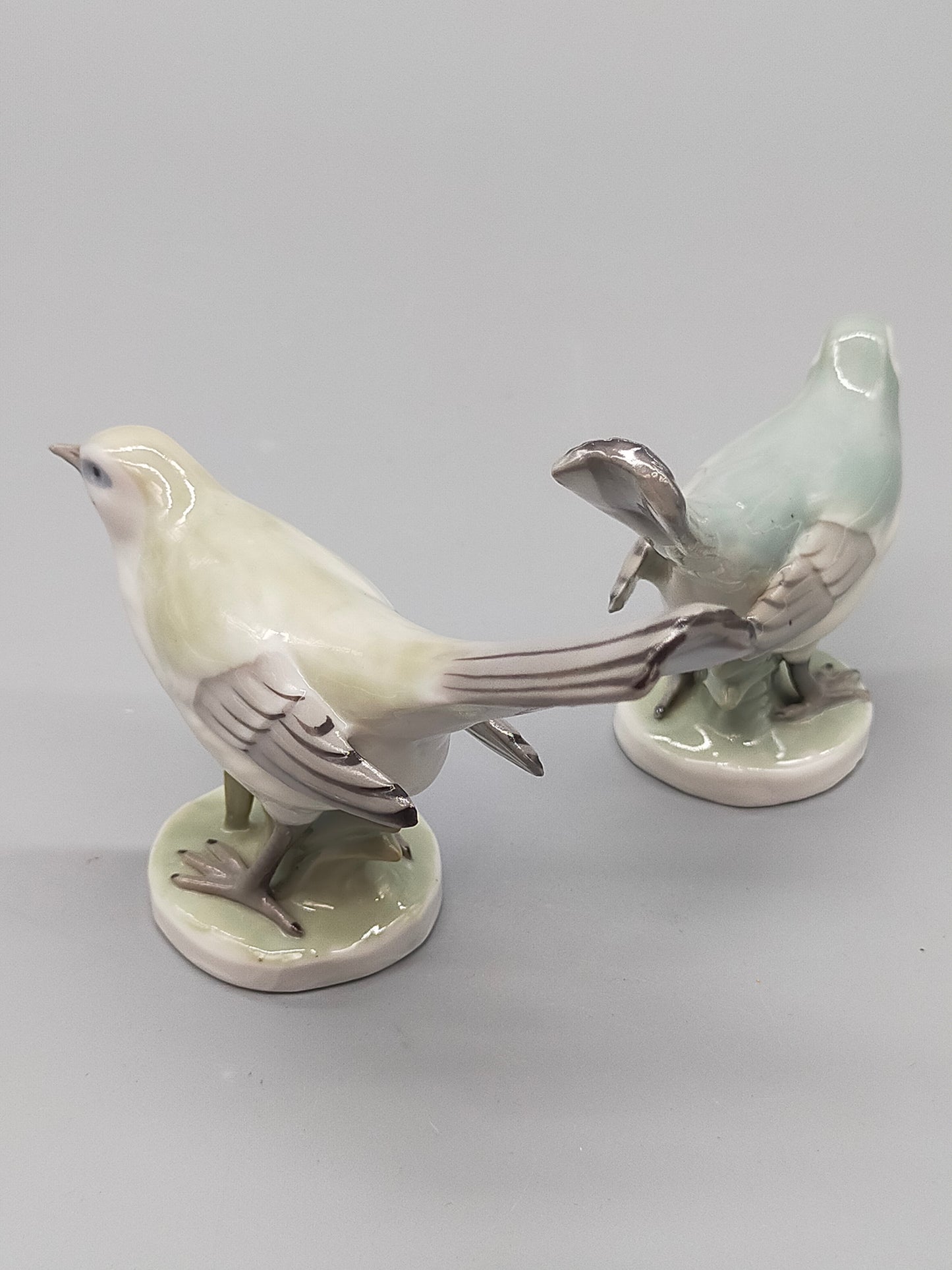 Porzellan Vogel Paar – Kunstvolle Vogelfiguren auf Sockel