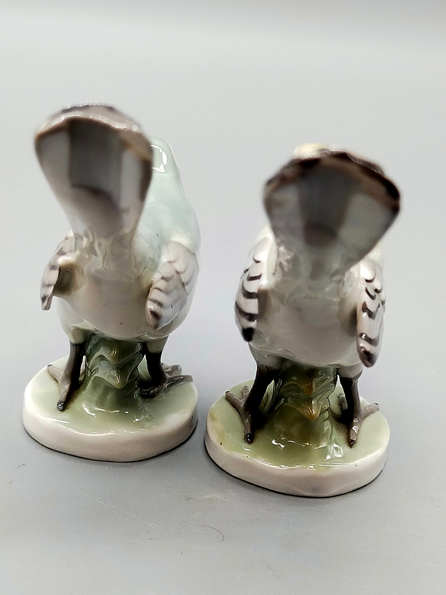 Porzellan Vogel Paar – Kunstvolle Vogelfiguren auf Sockel