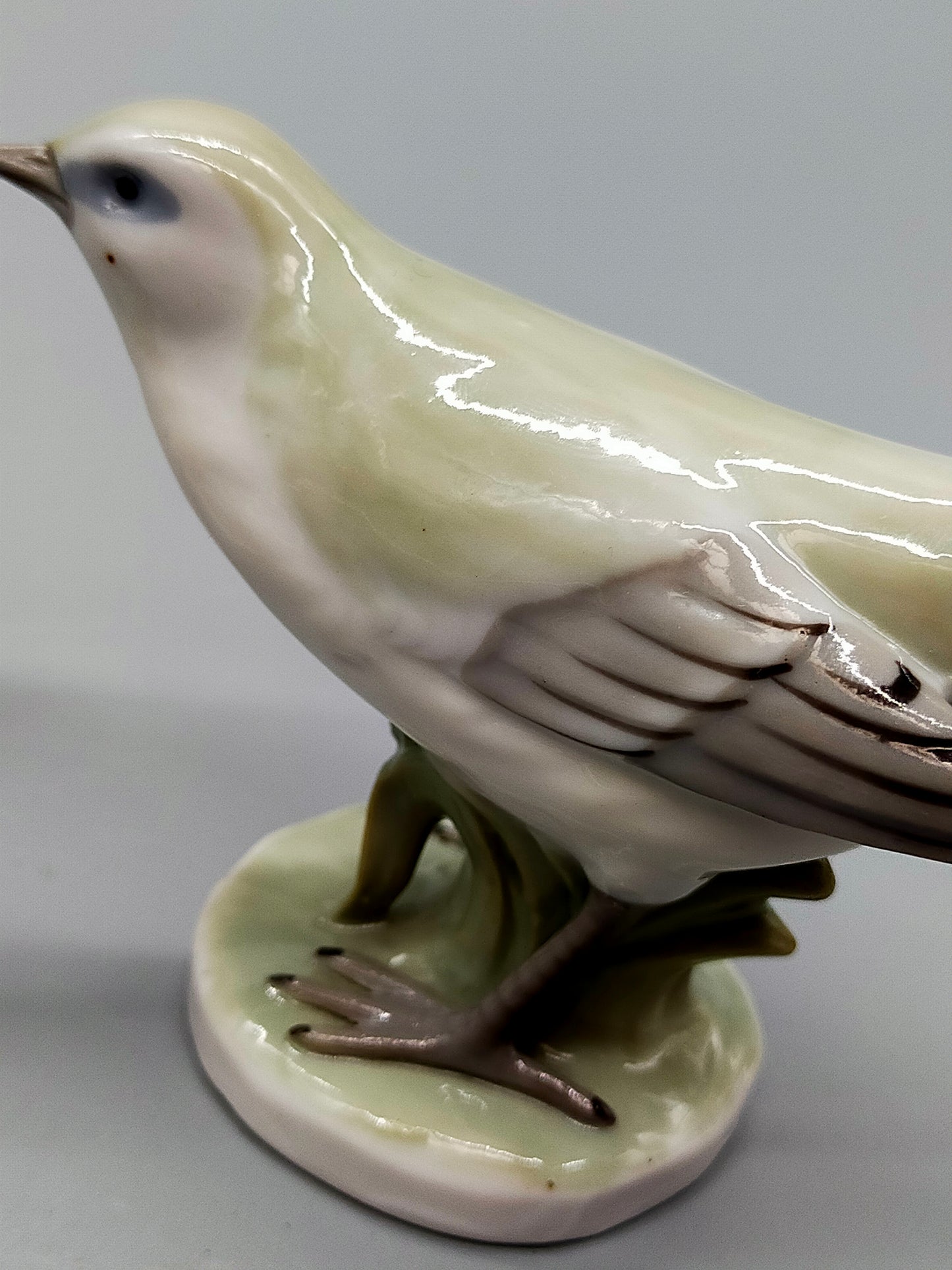 Porzellan Vogel Paar – Kunstvolle Vogelfiguren auf Sockel