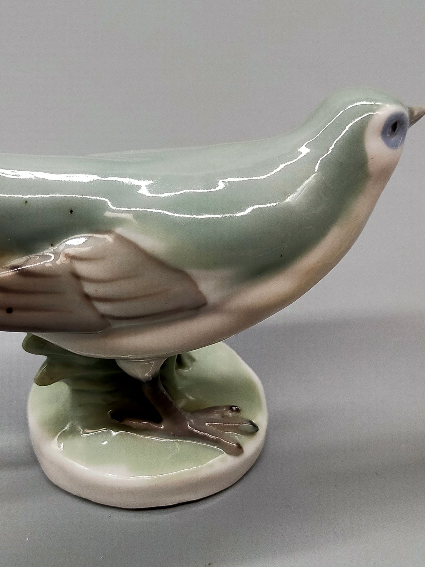 Porzellan Vogel Paar – Kunstvolle Vogelfiguren auf Sockel