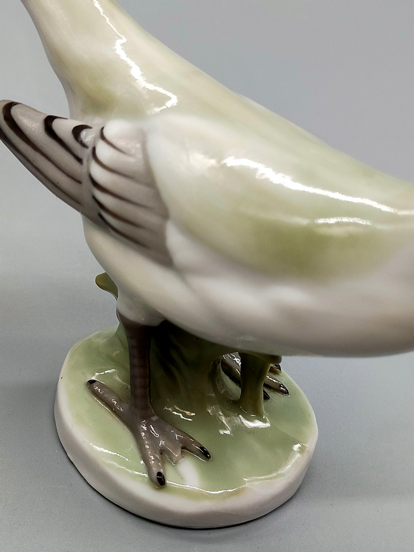 Porzellan Vogel Paar – Kunstvolle Vogelfiguren auf Sockel
