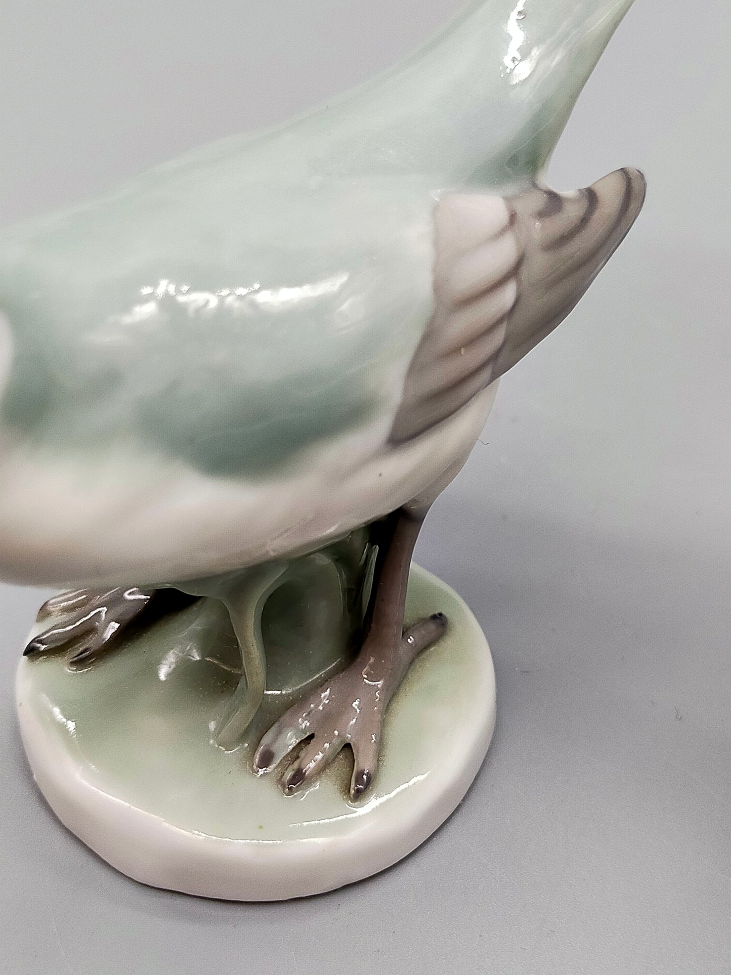 Porzellan Vogel Paar – Kunstvolle Vogelfiguren auf Sockel