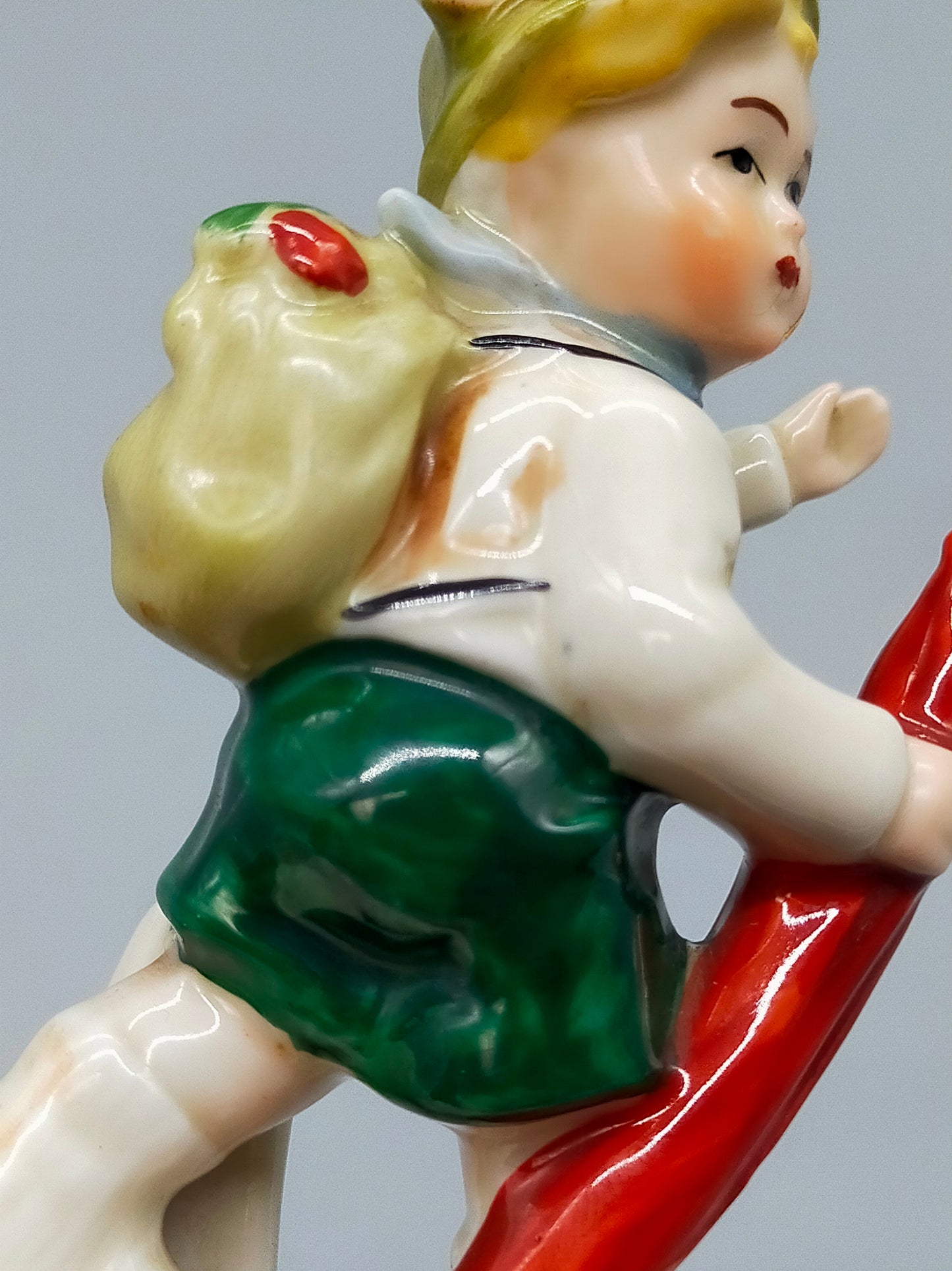 Vintage Porzellan Figur Wanderjunge mit Regenschirm Klassisches Design