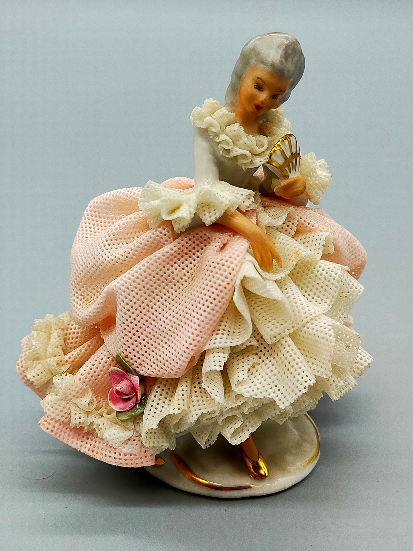 Dresden Porzellan Figur – Elegante Dame mit Fächer in Rosa und Weiß