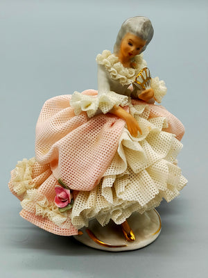 Dresden Porzellan Figur – Elegante Dame mit Fächer in Rosa und Weiß